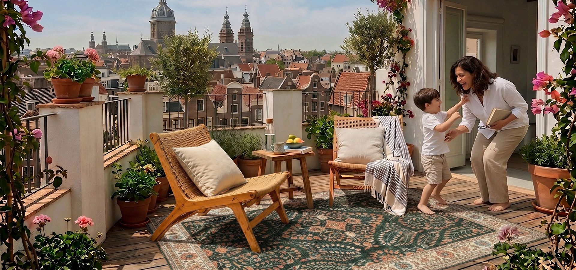 Sfeervol stadsbalkon met vintage buitenkleed, houten loungestoelen en moeder met kind tussen bloeiende planten