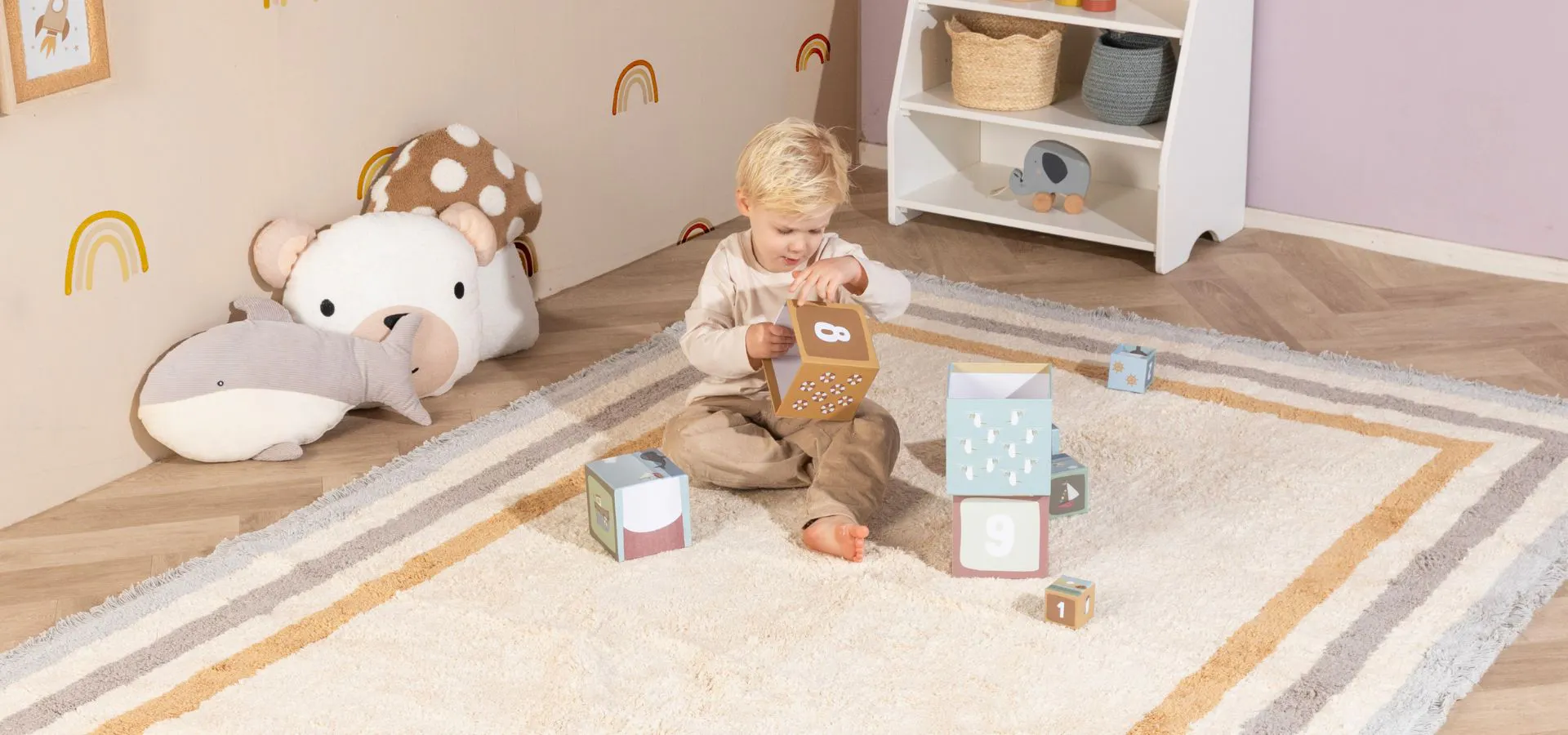 Kindervloerkleed op de vloer in een speelse kinderkamer