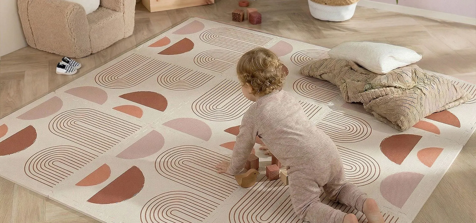 Zacht baby vloerkleed op de vloer in een lichte babykamer