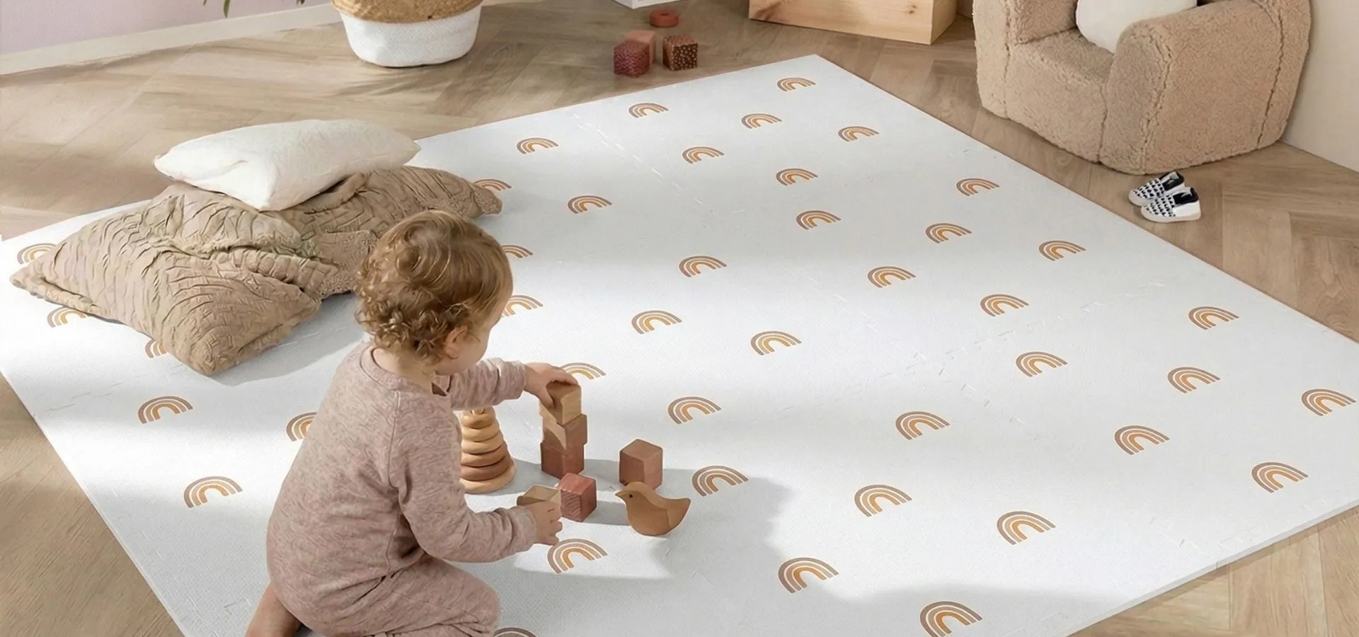 Zacht kindervloerkleed in een warme kinderkamer