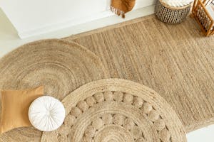 Hoe kun je een jute vloerkleed reinigen?