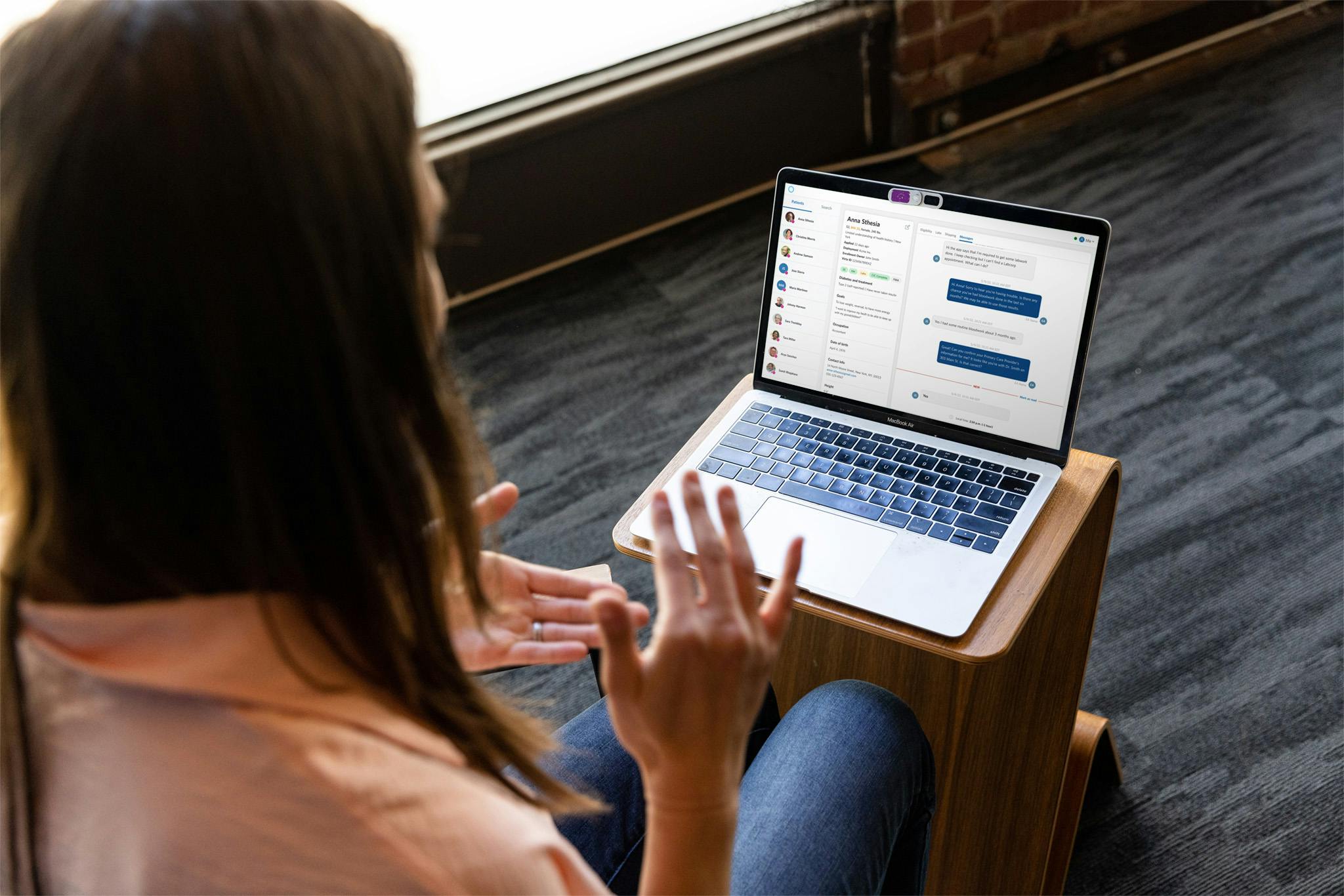 woman interacting with a Virta expert via chat on a laptop