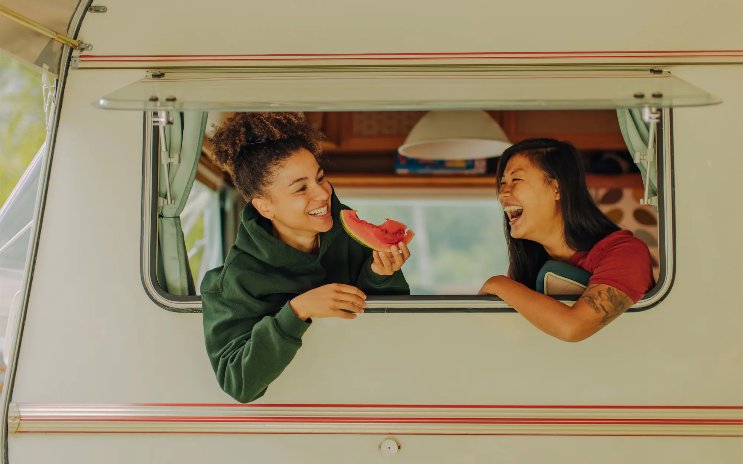 Camping Lodge – zwei Frauen in einem Campingbus