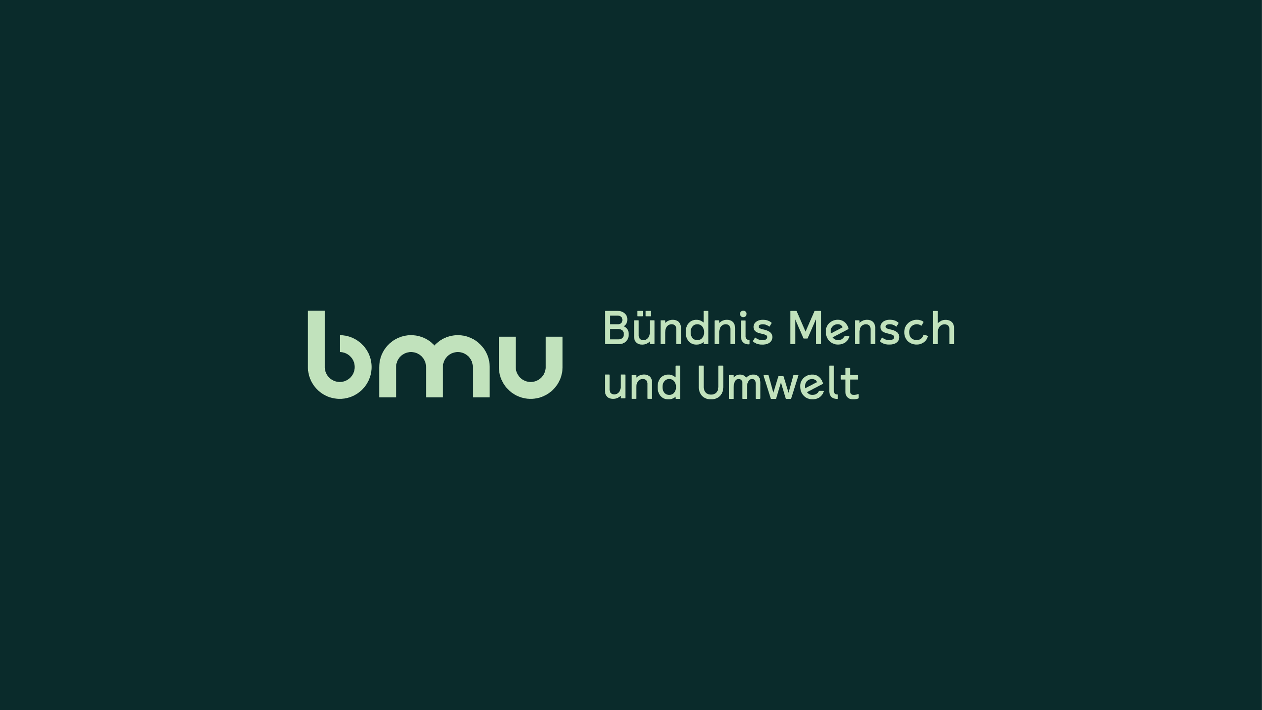 Grafik zeigt das mint-grüne Logo "bmu Bündnis Mensch und Umwelt" auf dunkelgrünem Hintergrund