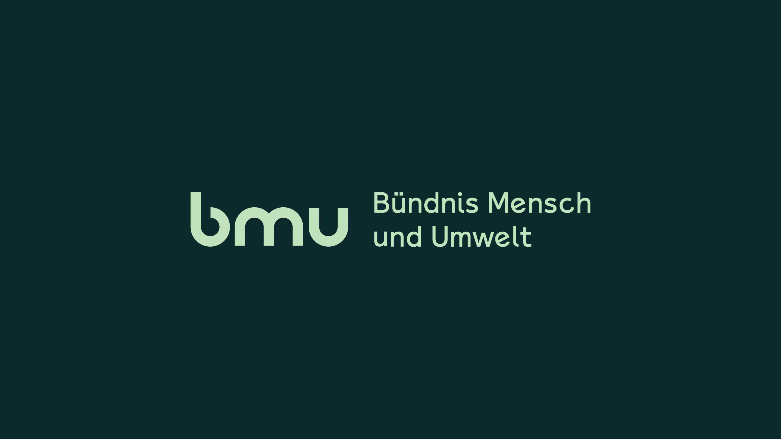 Grafik zeigt das mint-grüne Logo "bmu Bündnis Mensch und Umwelt" auf dunkelgrünem Hintergrund