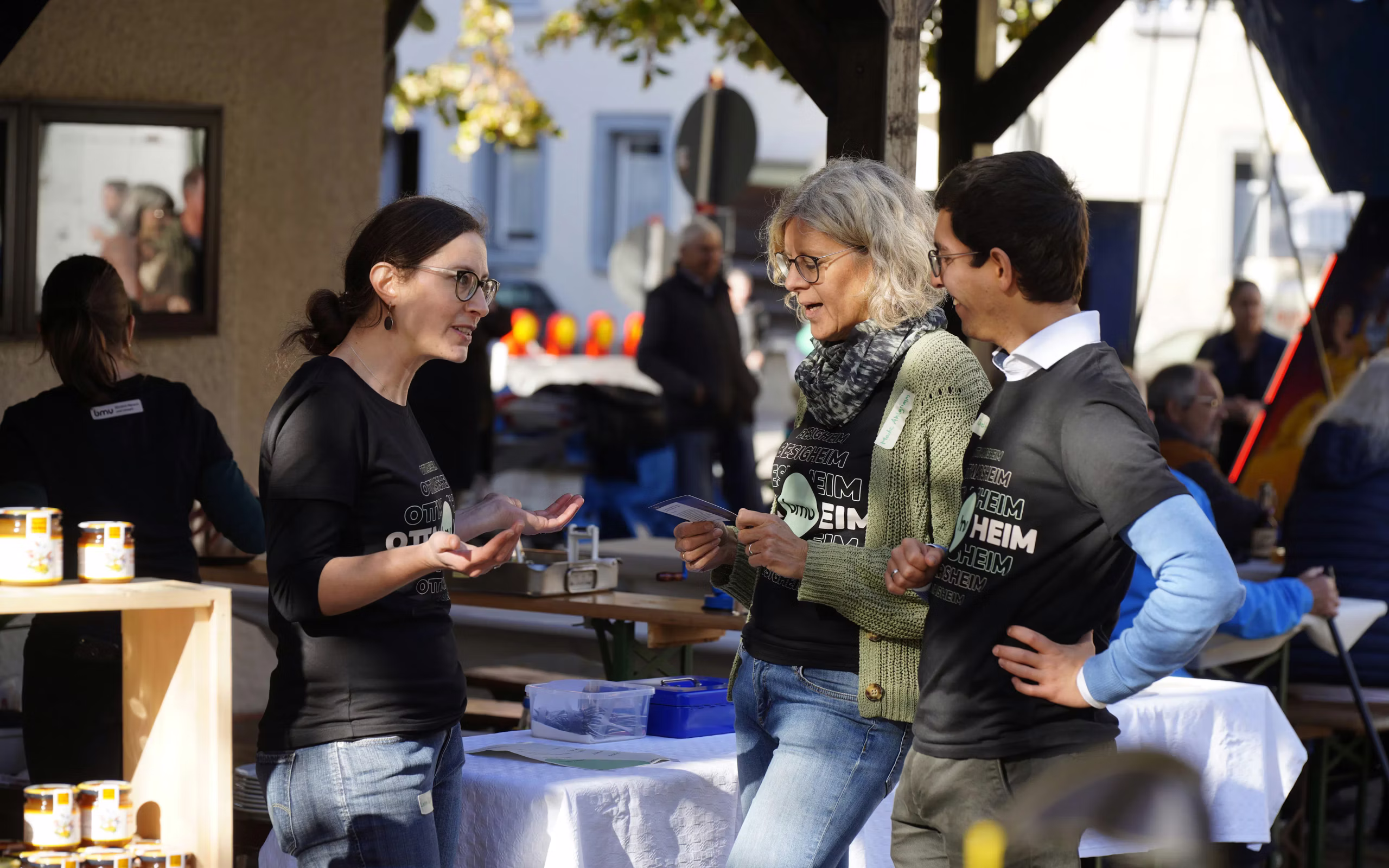 BMU Aktivisten und Aktivistinnen in Besigheim beim Gespräch mit Interessierten