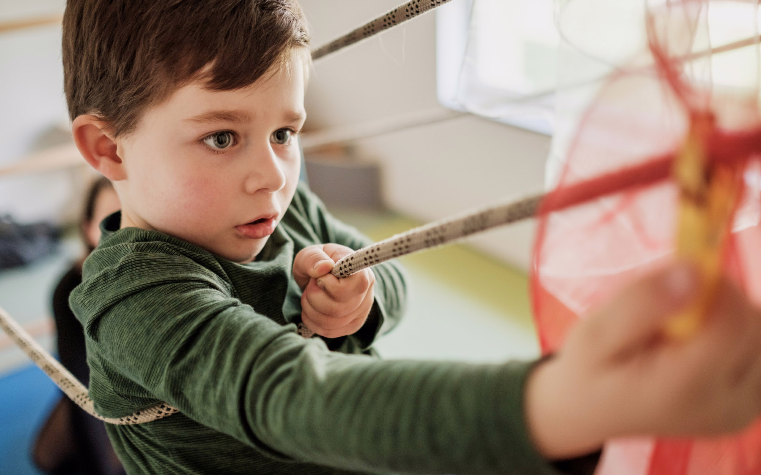 Kleiner Junge beim Spielen in einem Kindergarten des Christlichen Jugendwerk Deutschlands
