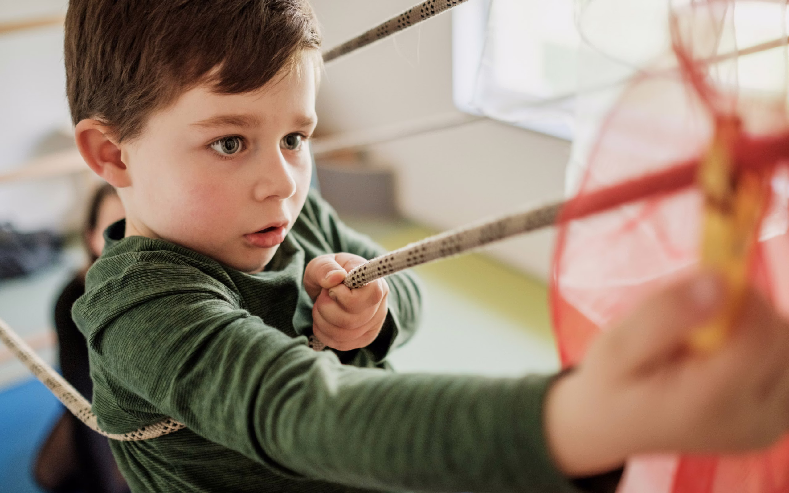 Kleiner Junge beim Spielen in einem Kindergarten des Christlichen Jugendwerk Deutschlands