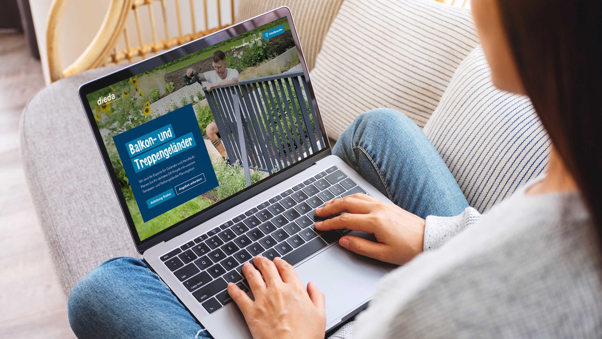 Mock up zeigt auf Sofa sitzende Person, die auf der DIEDA-Startseite nach Balkon-und Treppengeländern sucht
