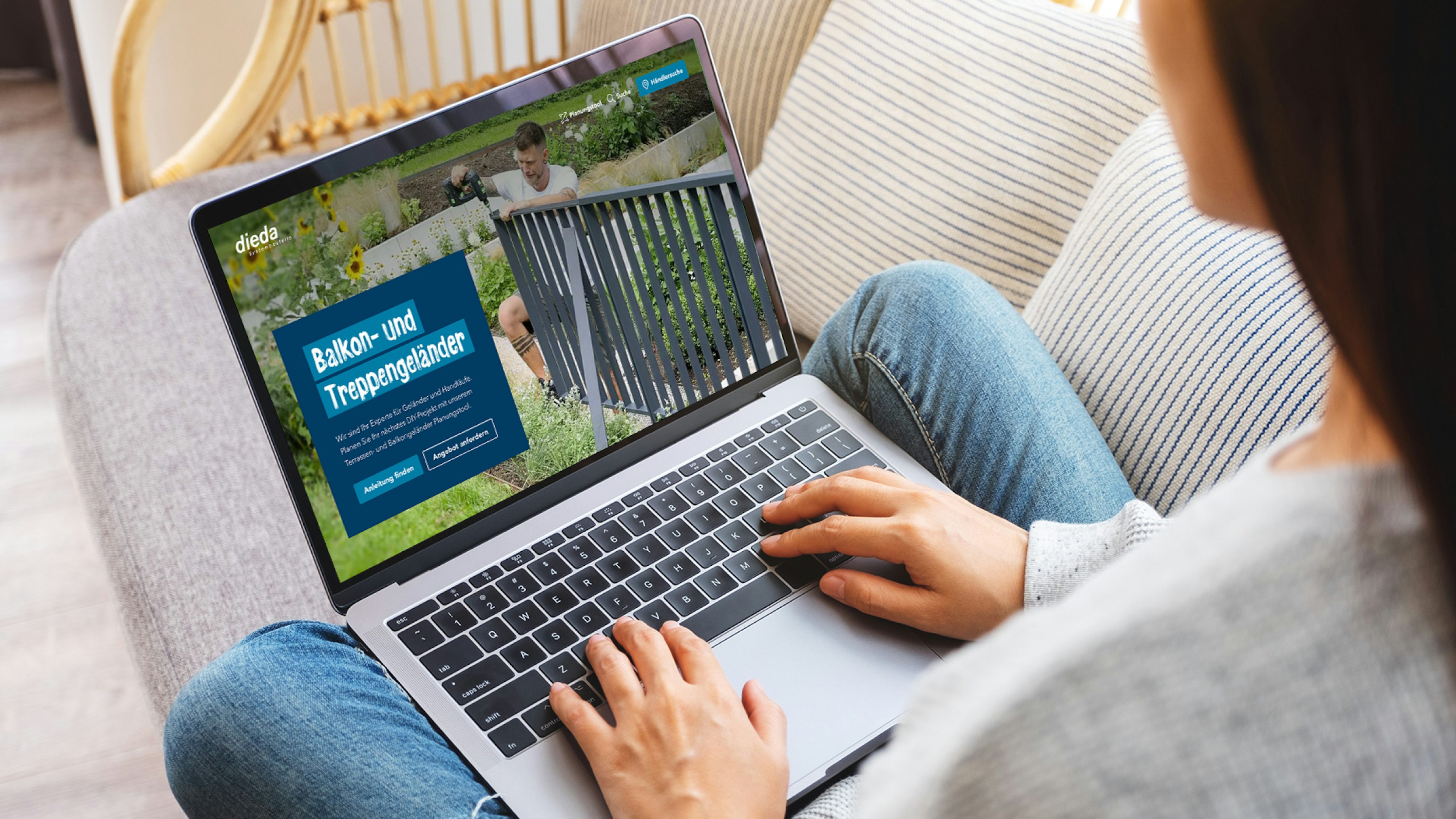 Mock up zeigt auf Sofa sitzende Person, die auf der DIEDA-Startseite nach Balkon-und Treppengeländern sucht