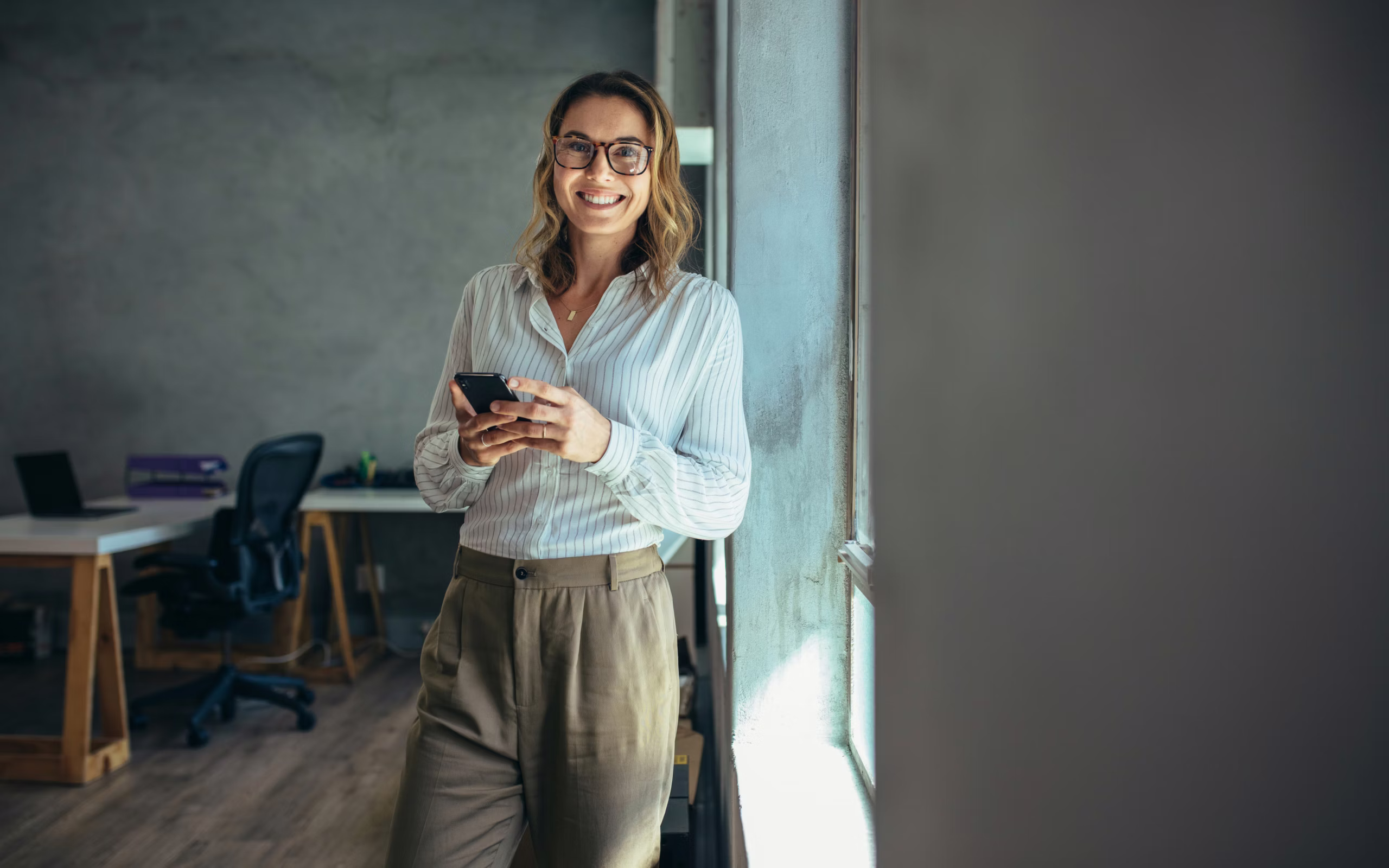 Abbildung zeigt Content-Managerin von Empal mit einem Handy in der Hand