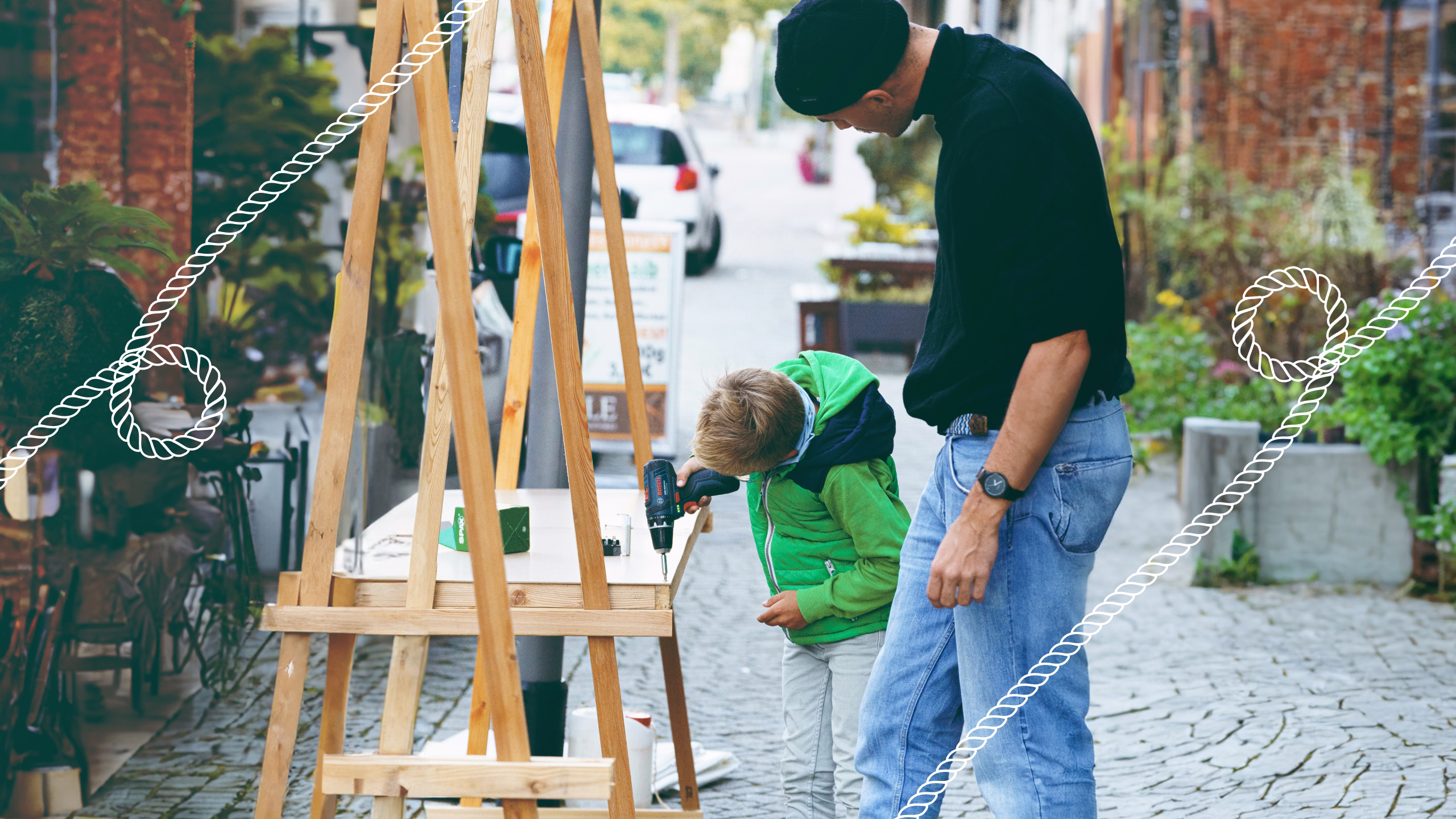 Bild zeigt einen jungen Vater mit Sohn bei der Aktion Klimaplan Besigheim