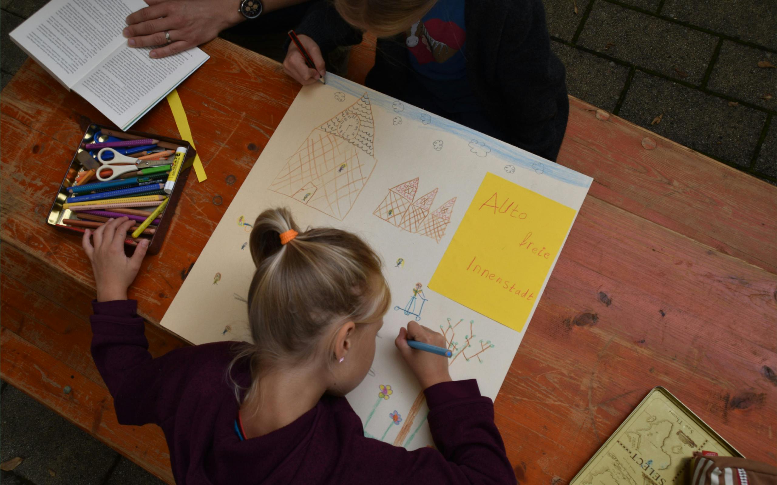 Kinder beim Zeichnen ihrer grünen Zukunftsideen
