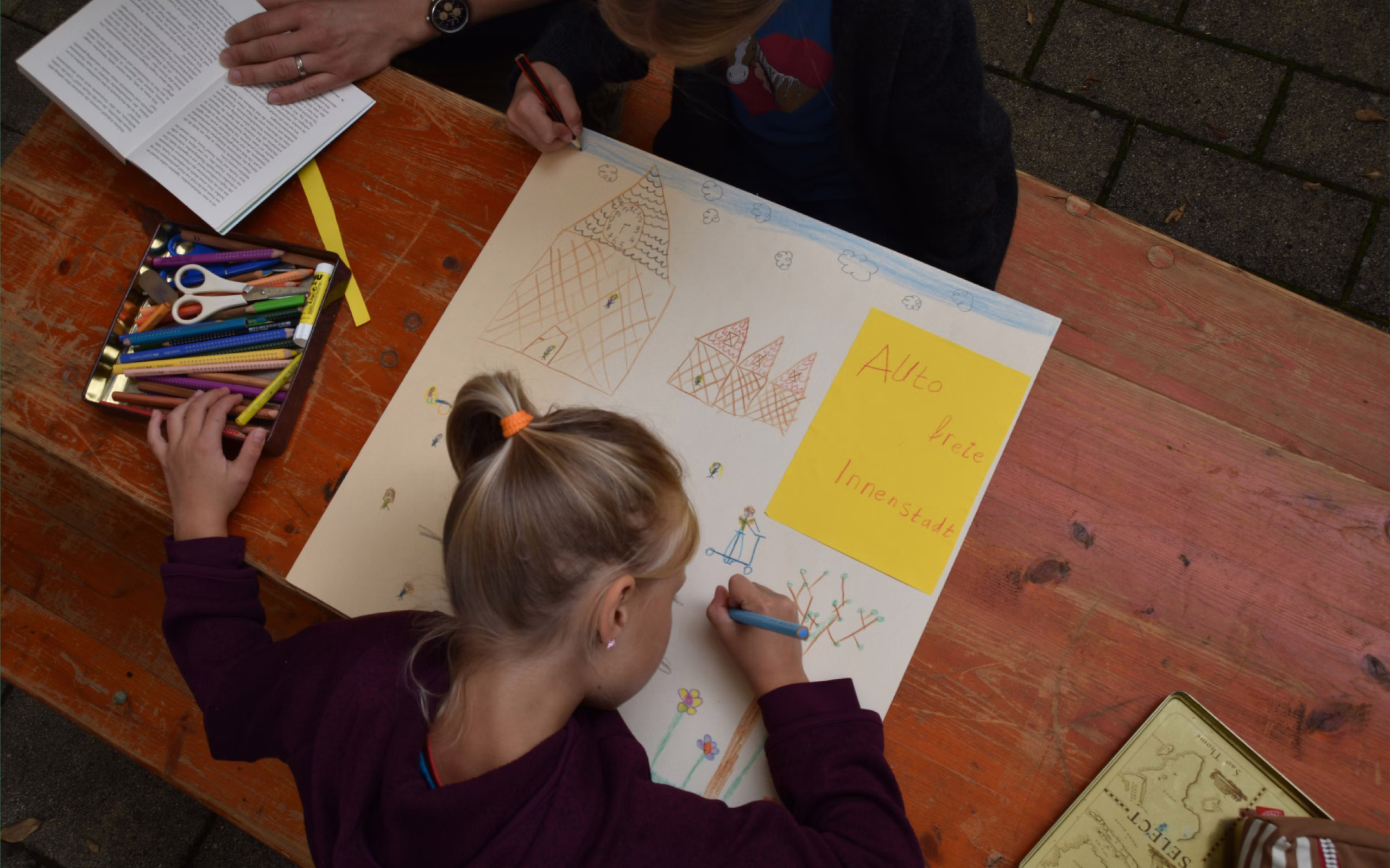 Kinder beim Zeichnen ihrer grünen Zukunftsideen