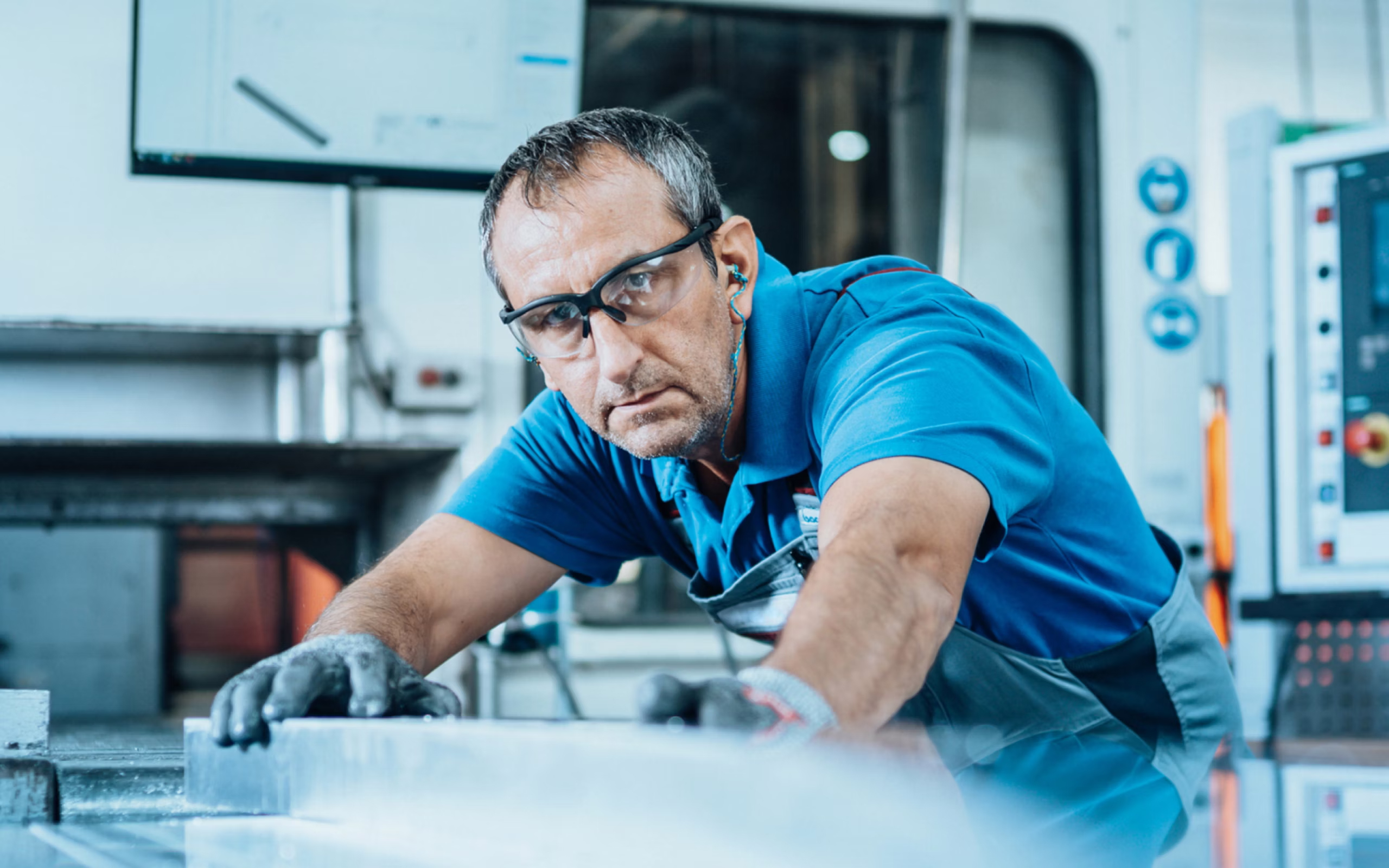 SCA Coverbild zeigt einen Mitarbeitenden in der Produktion mit Schutzkleidung. In der linken oberen Ecke befindet sich das SCA Logo