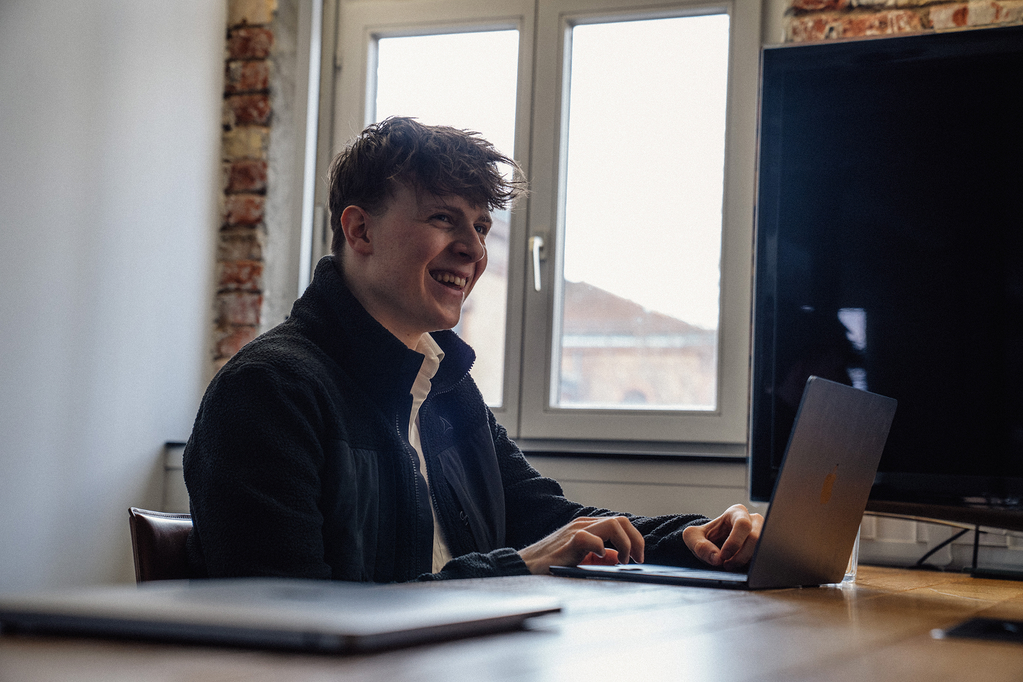 Grafikdesigner von Werk 8 (Lenny Danke) in einer Besprechung