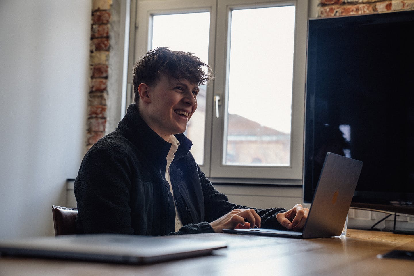 Grafikdesigner von Werk 8 (Lenny Danke) in einer Besprechung