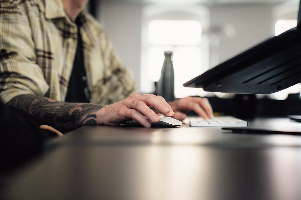 Nils Salzer beim Arbeiten bei Werk 8