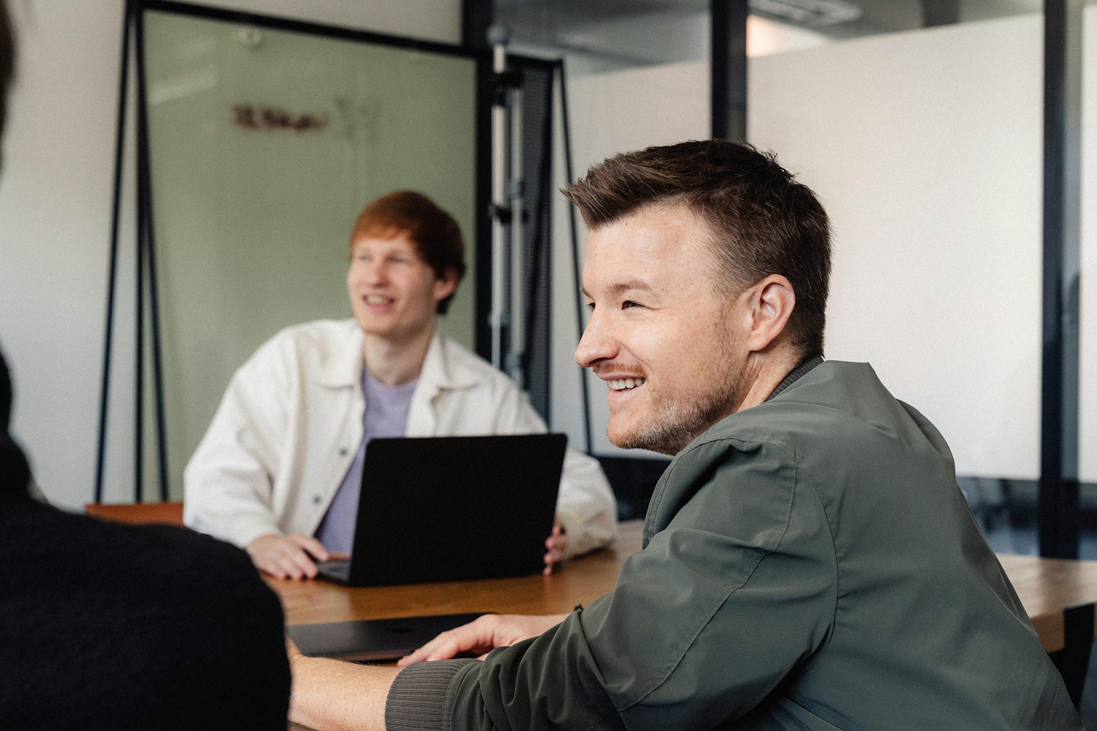 Ausschnitt eines Teammeetings: Tobias Saussele – Gründer & Managing Director mit UI Designer von Werk 8