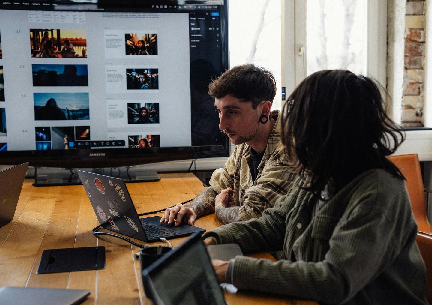 Nils Salzer (UI/UX-Designer) bei der Präsentation in einem Meetingraum