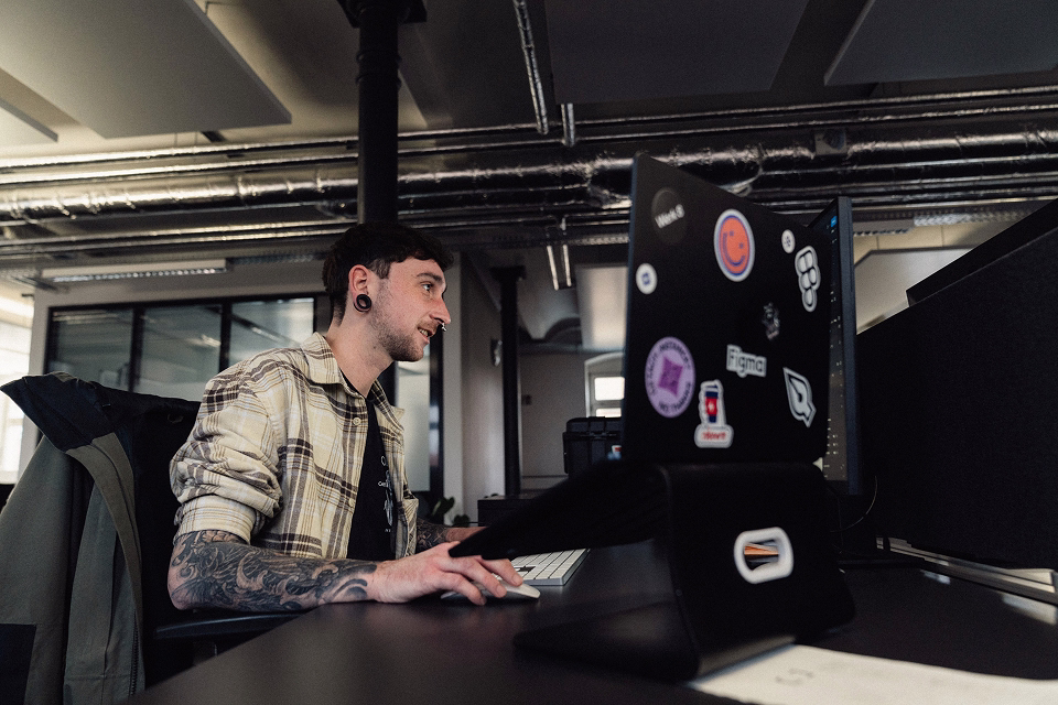 Nils Salzer (UI/UX-Designer) am arbeiten bei Werk 8