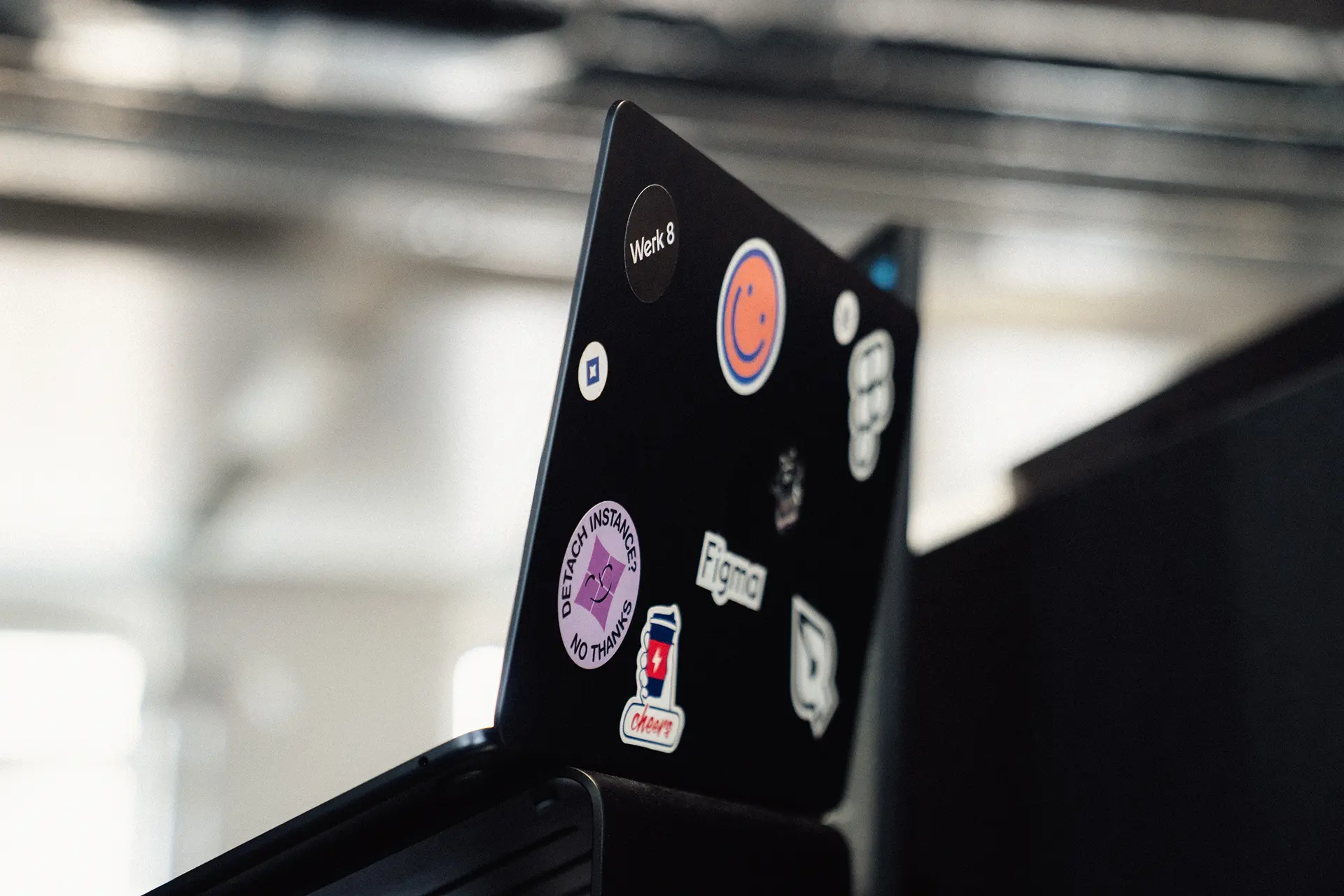 Nahaufnahme eines Mac Books mit Stickern 