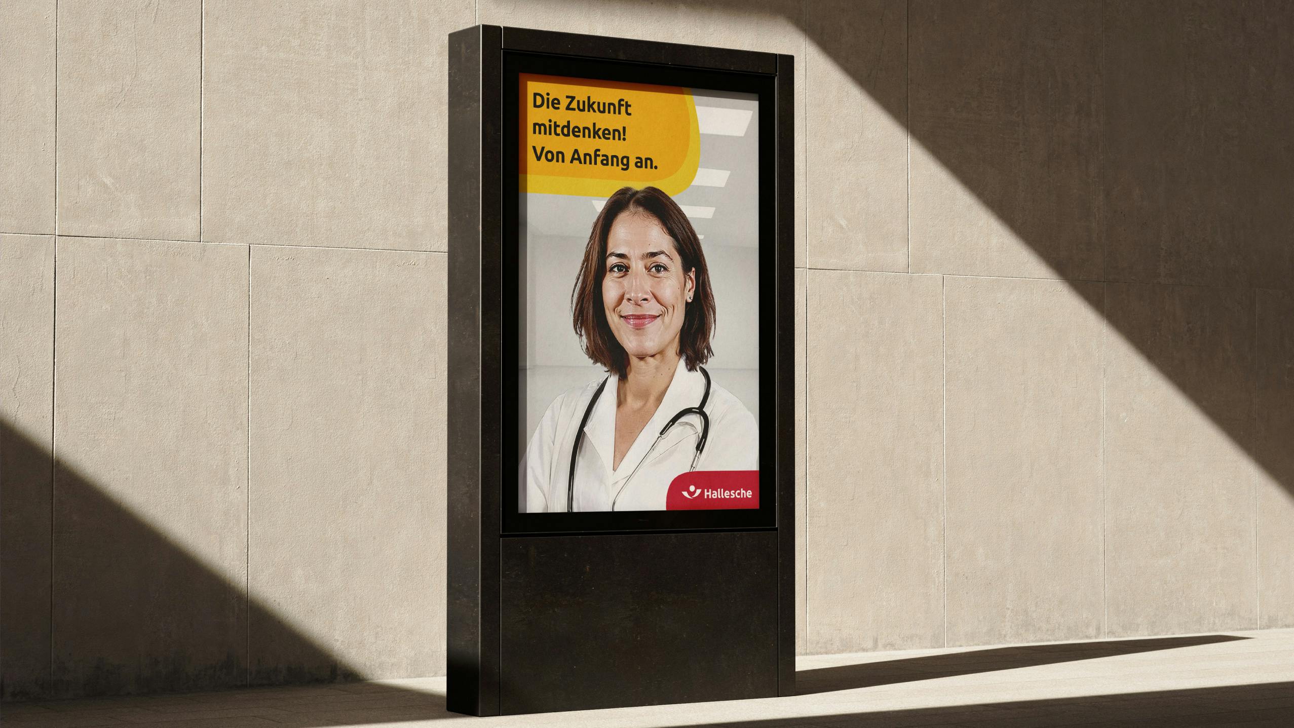 Banner an Bushaltestelle der Hallesche Versicherung