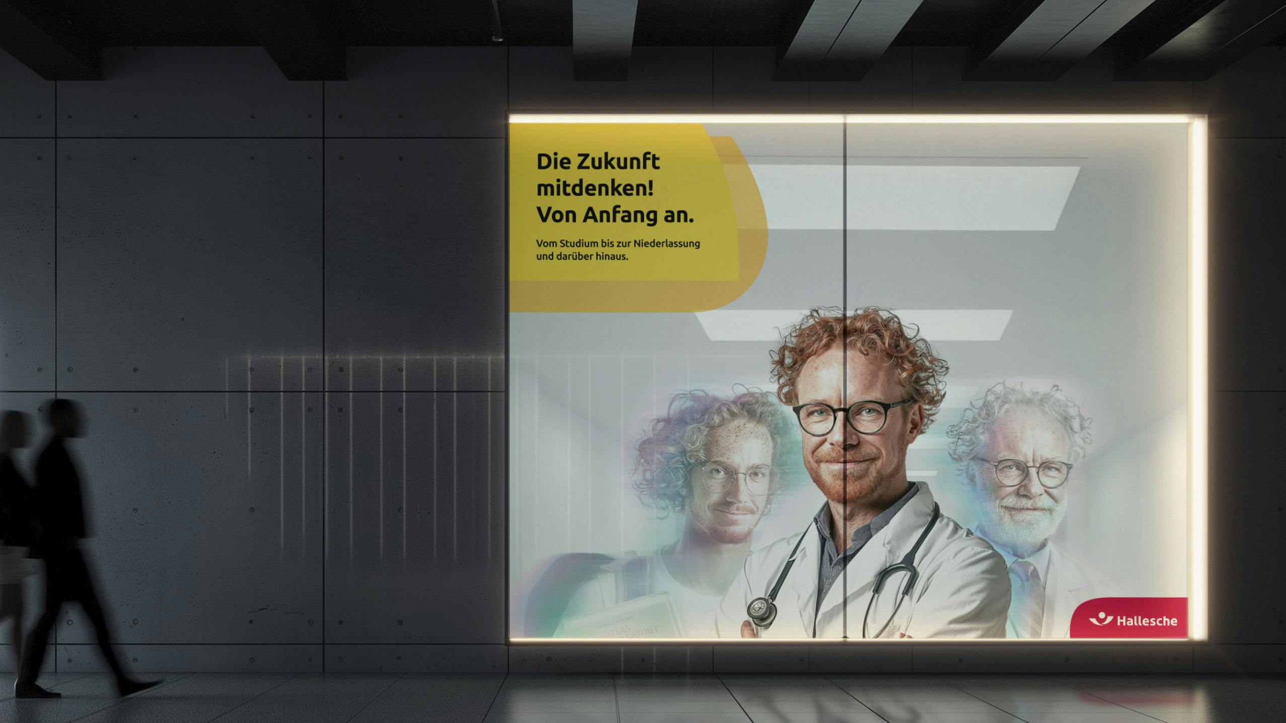 Beleuchtetes Werbeplakat der Hallesche Versicherung in einer U-Bahn Station