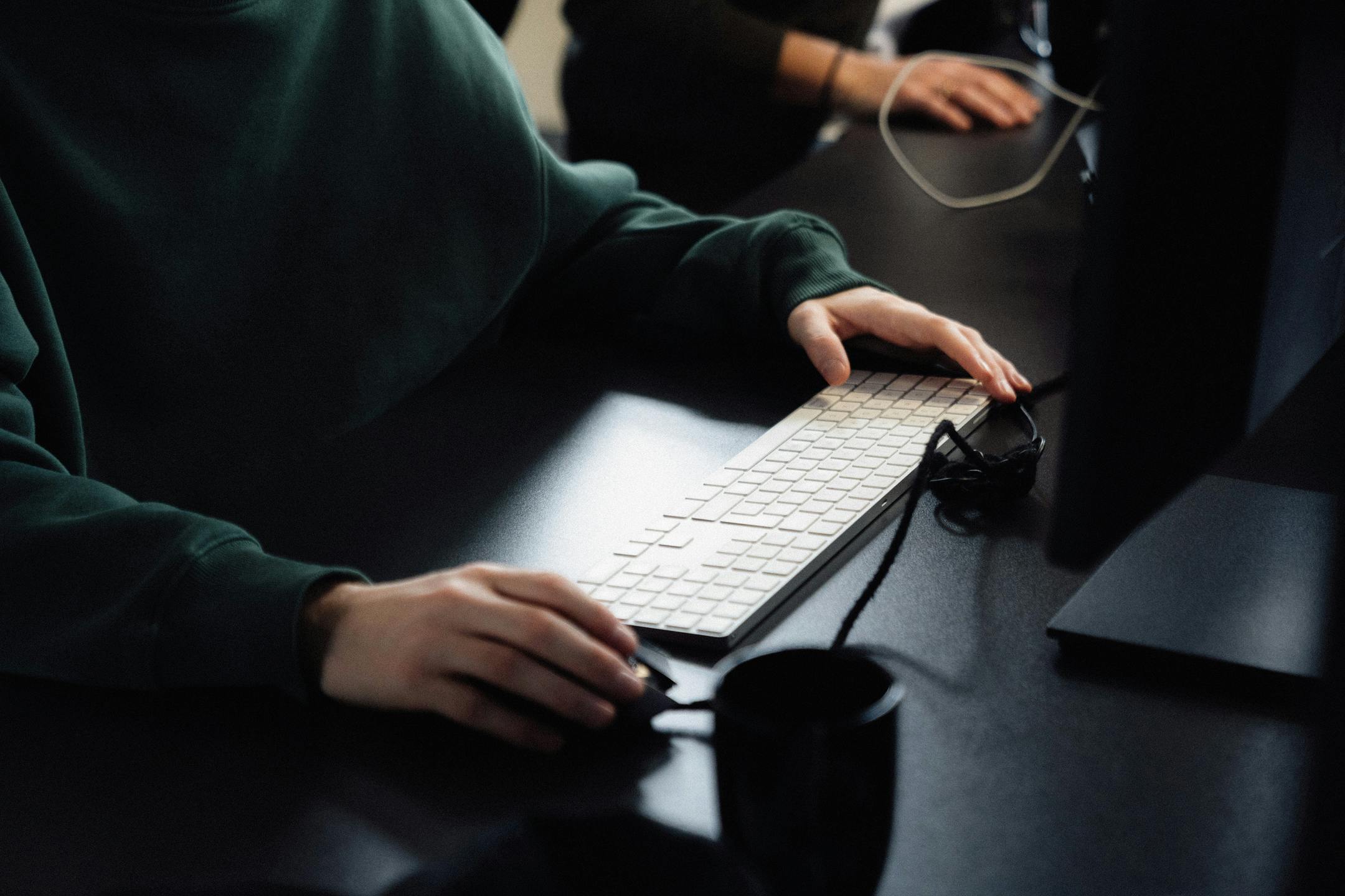Bild zeigt den Werkstudenten Jona Großmann beim Arbeiten am Laptop