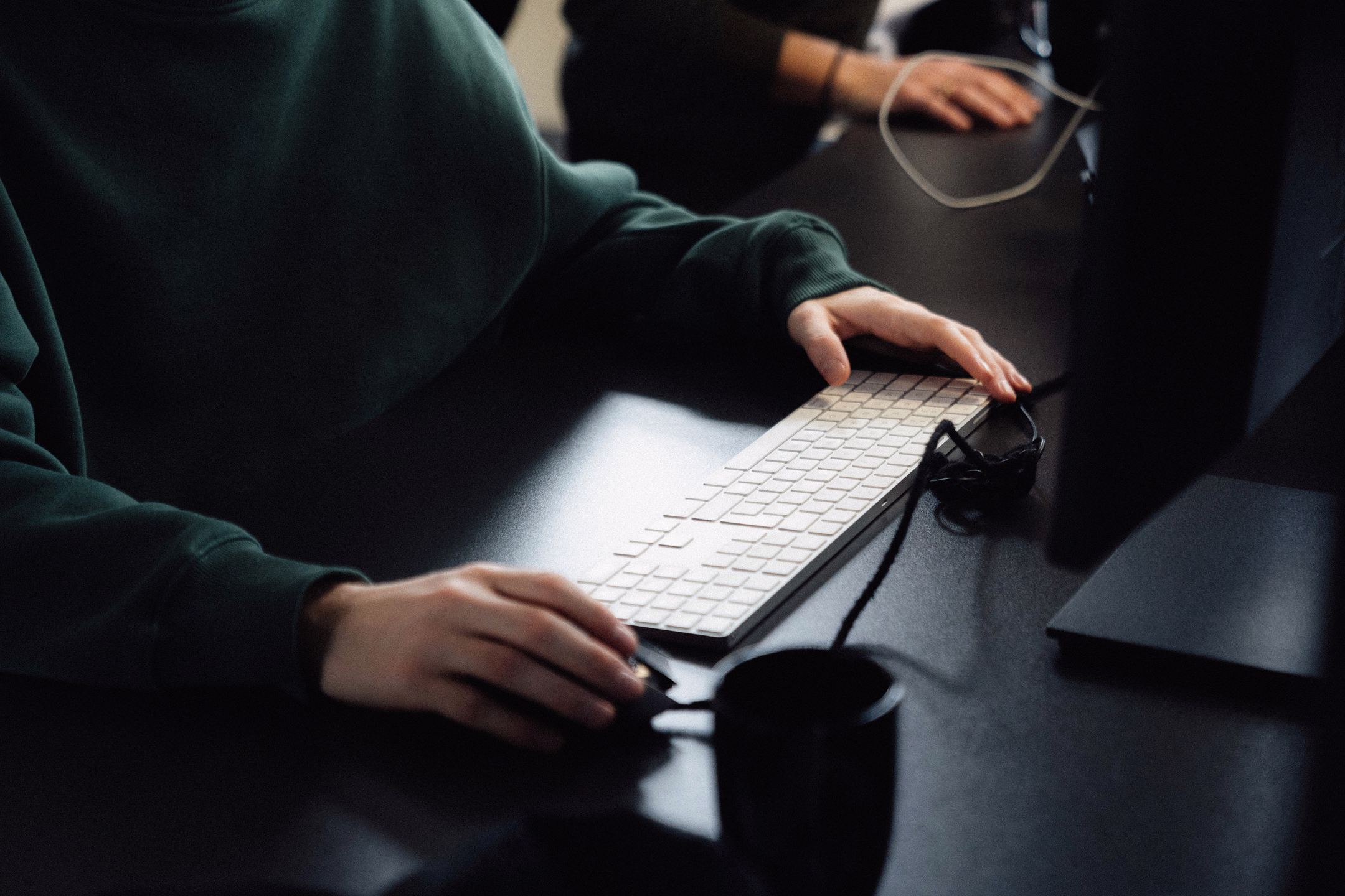 Bild zeigt den Werkstudenten Jona Großmann beim Arbeiten am Laptop