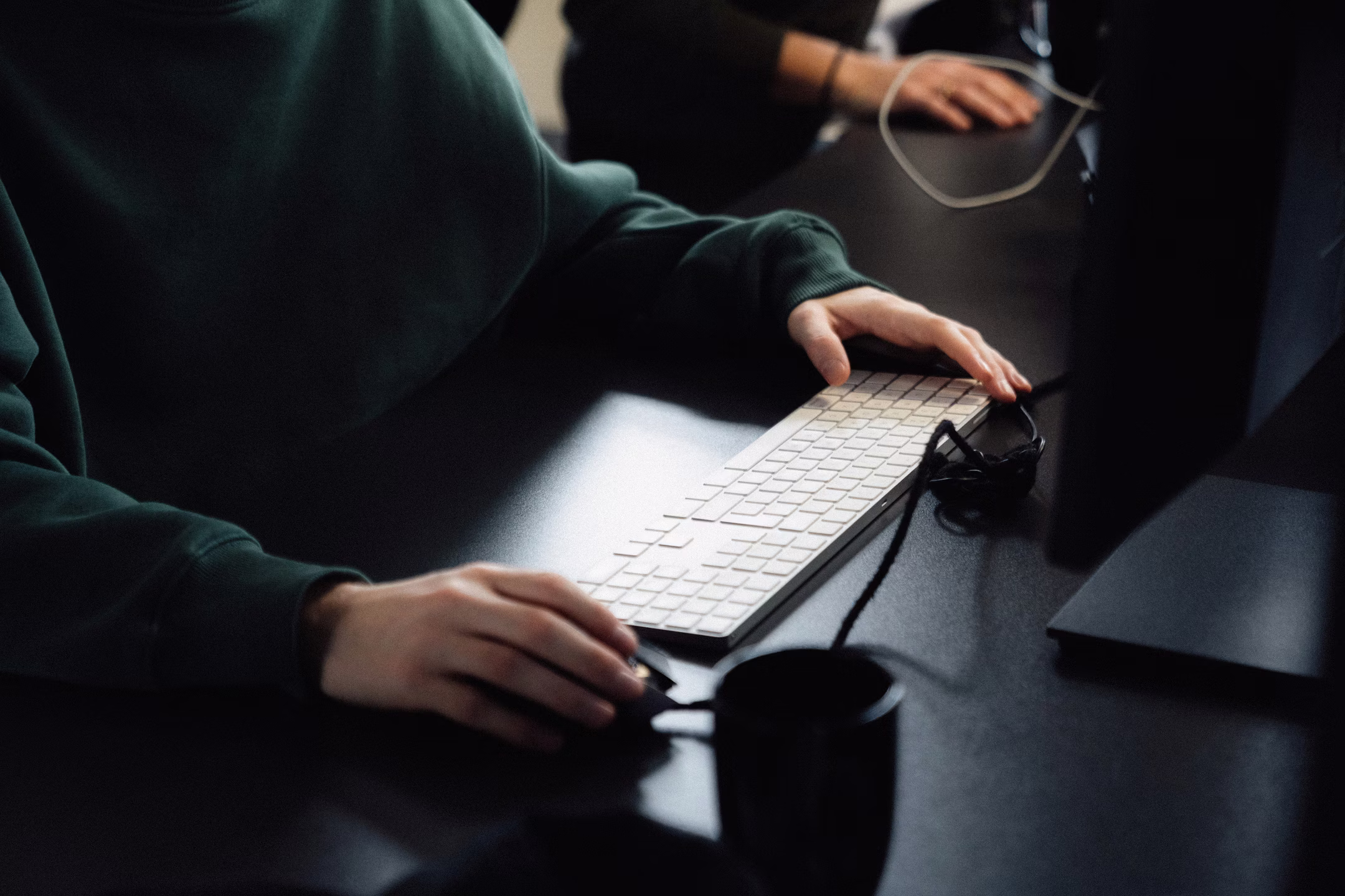 Bild zeigt den Werkstudenten Jona Großmann beim Arbeiten am Laptop