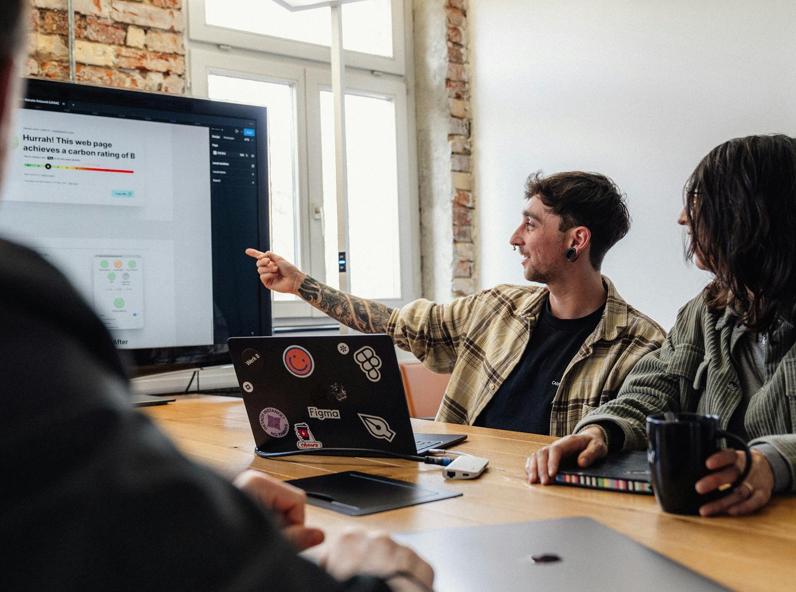 Bild zeigt den Werkstudenten Nils Salzer bei einer Präsentation in einem Teammeeting