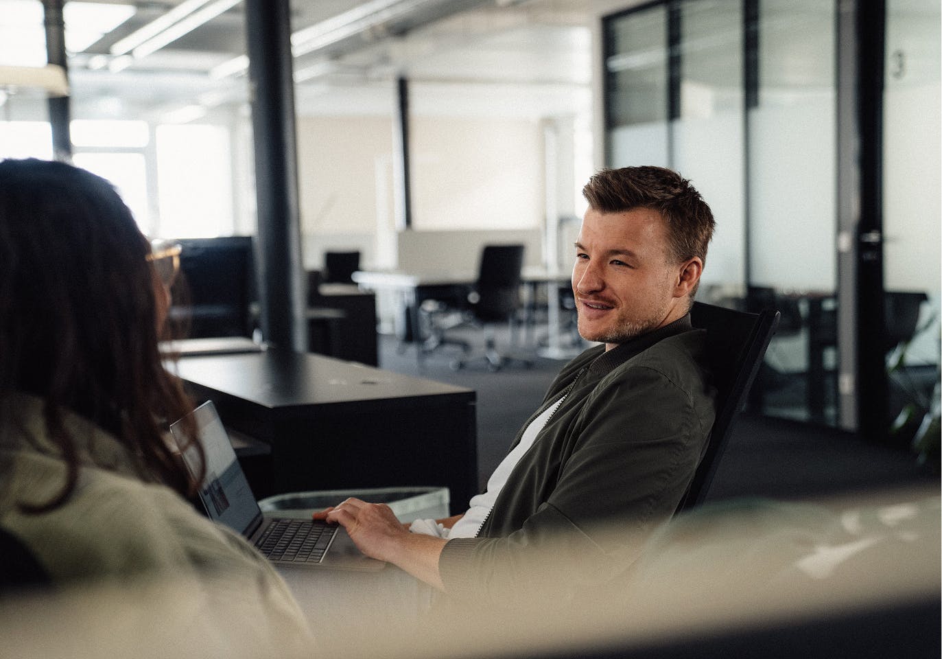 Bild zeigt Geschäftsführer und Gründer von Werk 8, Tobias Saussele, bei einem Gespräch mit Natalie Saussele