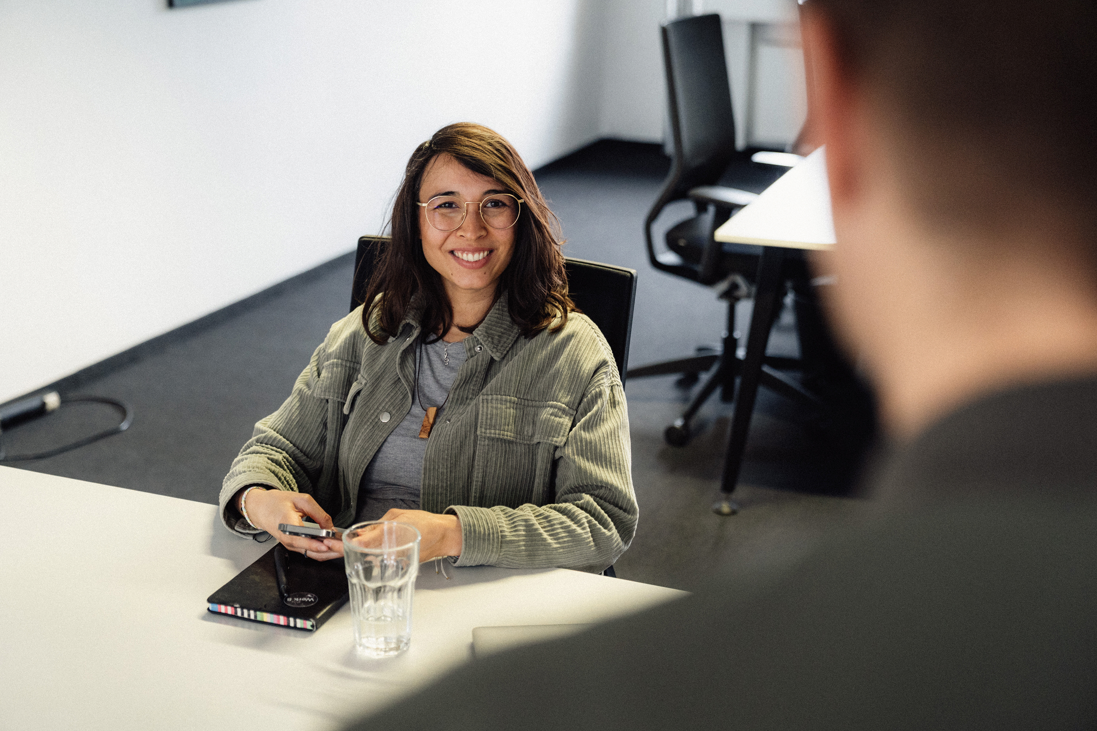 Bild zeigt Geschäftsführer und Gründer von Werk 8, Tobias Saussele, bei einem Mitarbeitergespräch