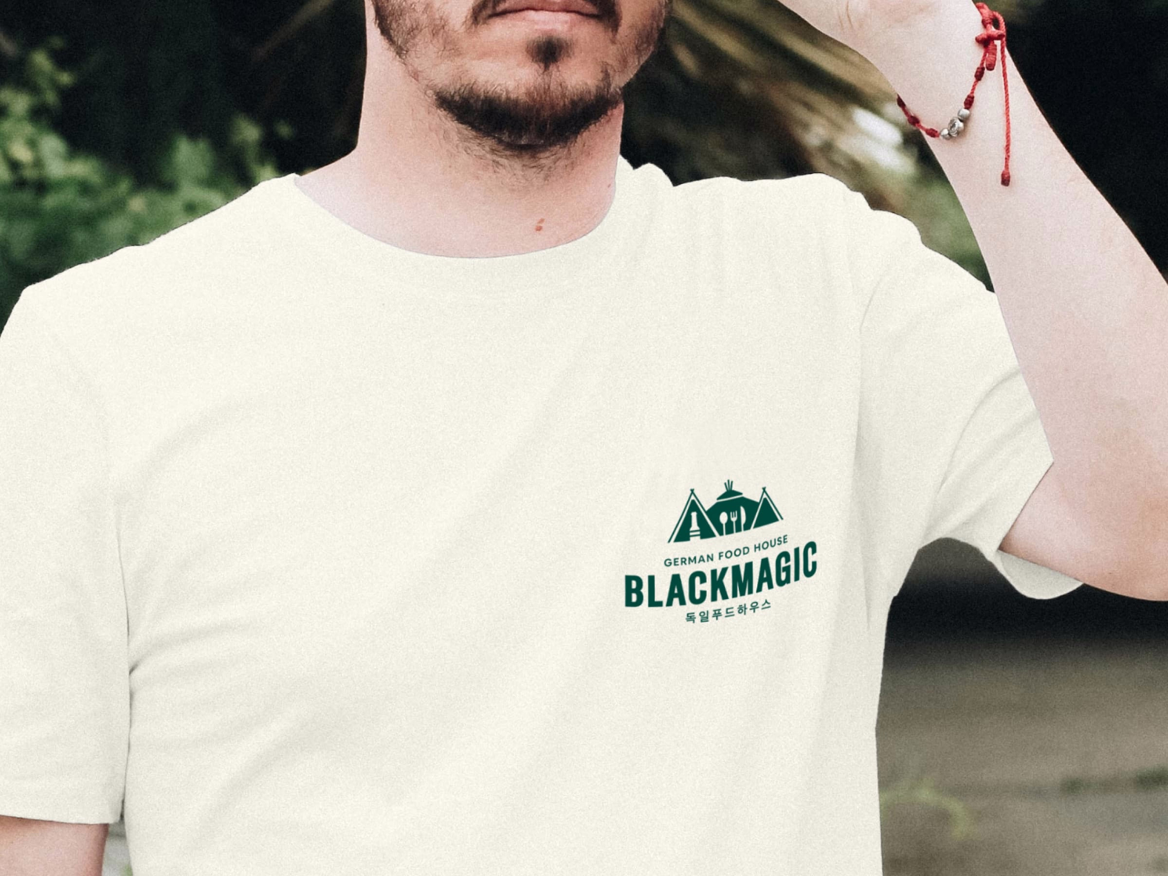 Beiges T-Shirt mit BlackMagic Logo bedruckt