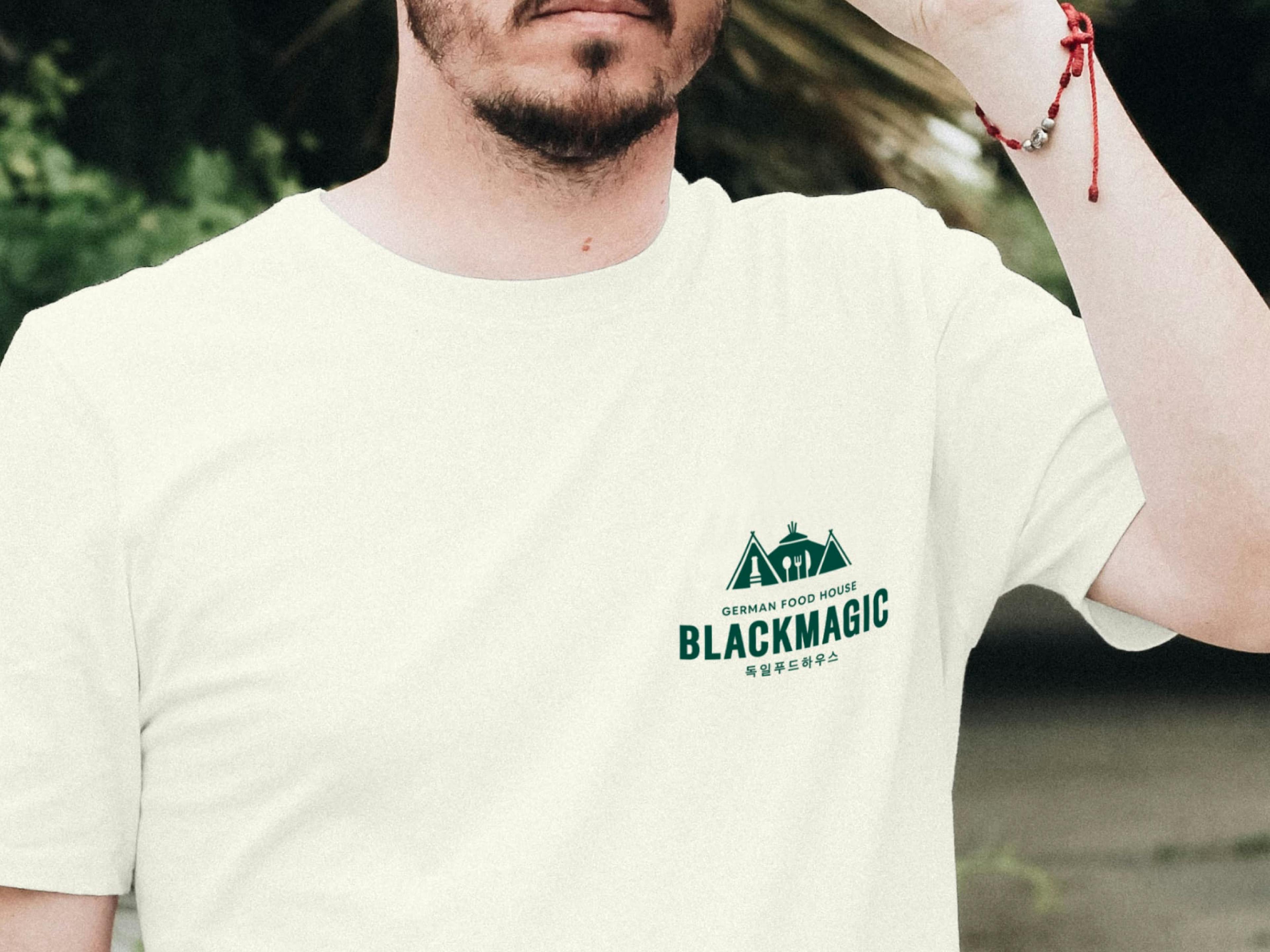 Beiges T-Shirt mit BlackMagic Logo bedruckt 