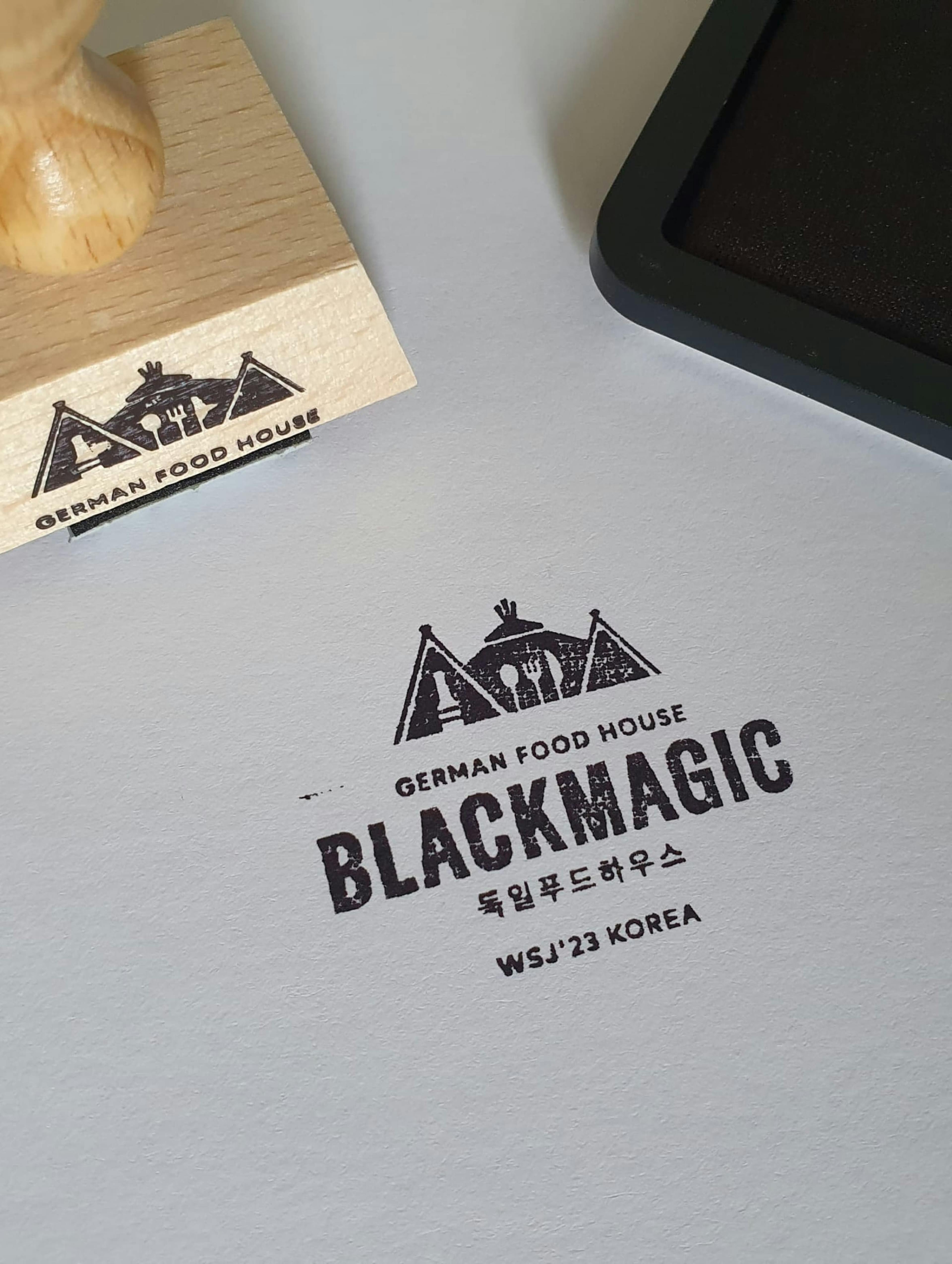 BlackMagic-Stempel mit Stempelabdruck auf Papier