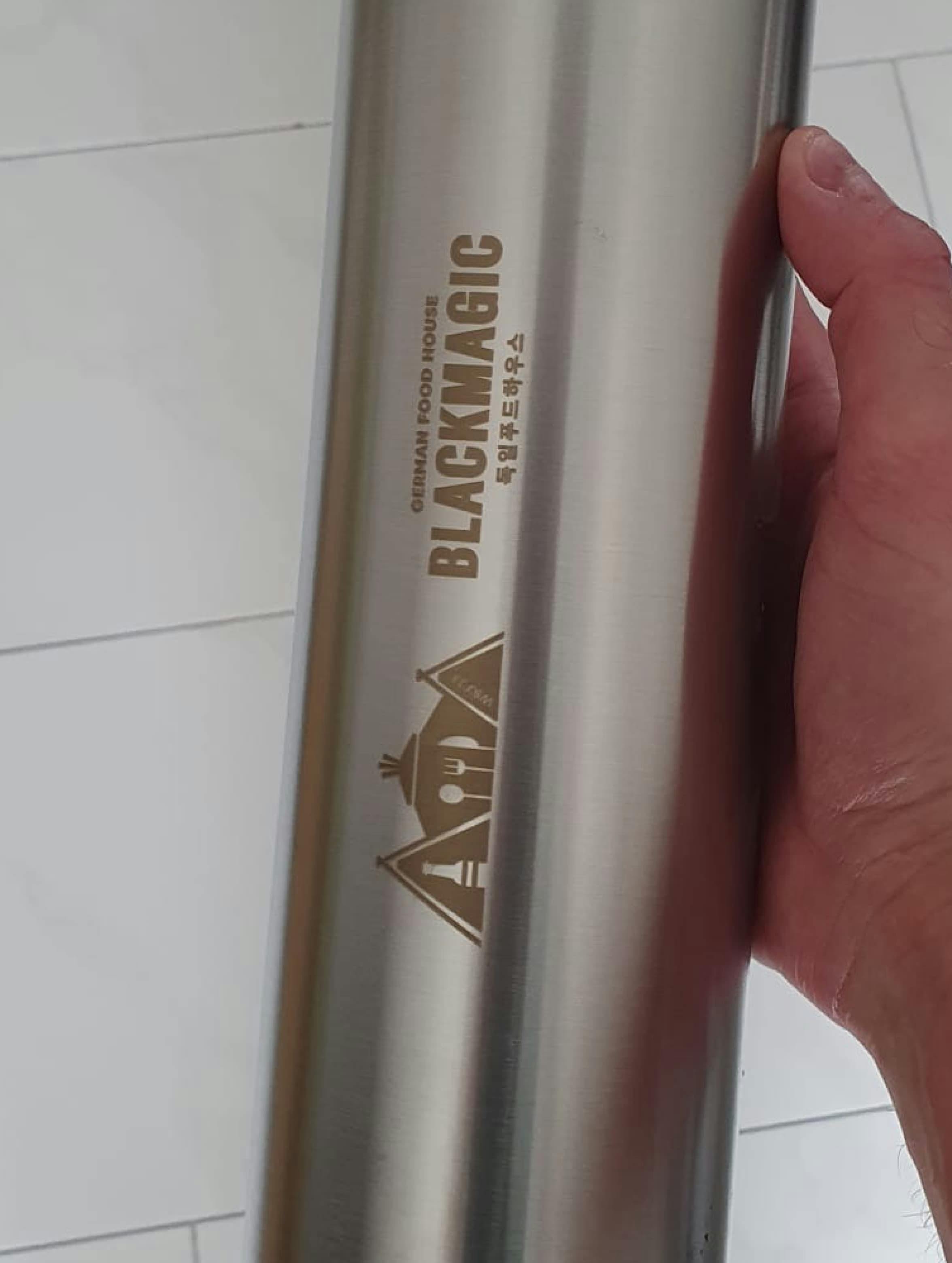 Bild einer Trinkflasche mit dem BlackMagic-Logo