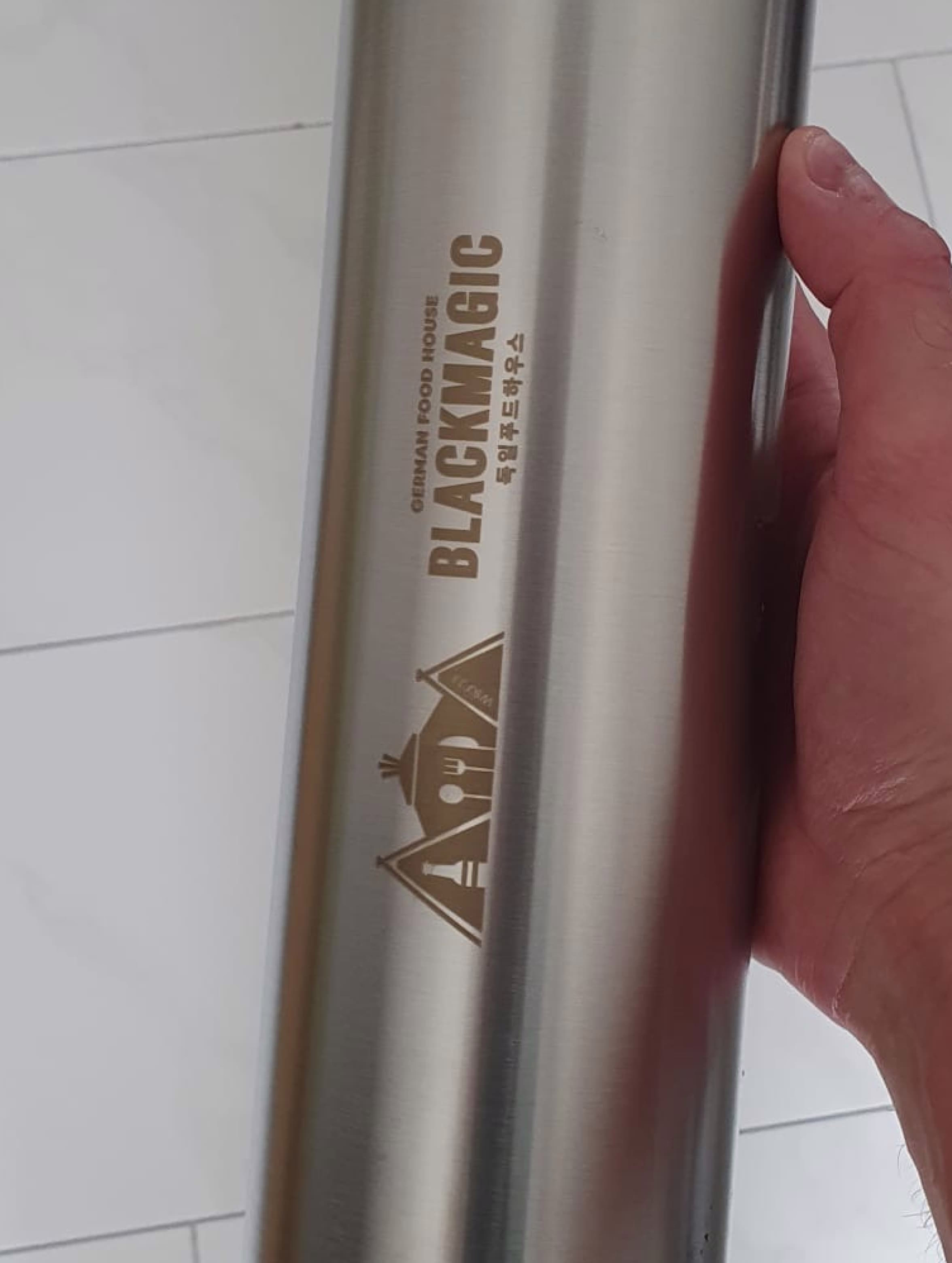 Bild einer Trinkflasche mit dem BlackMagic-Logo