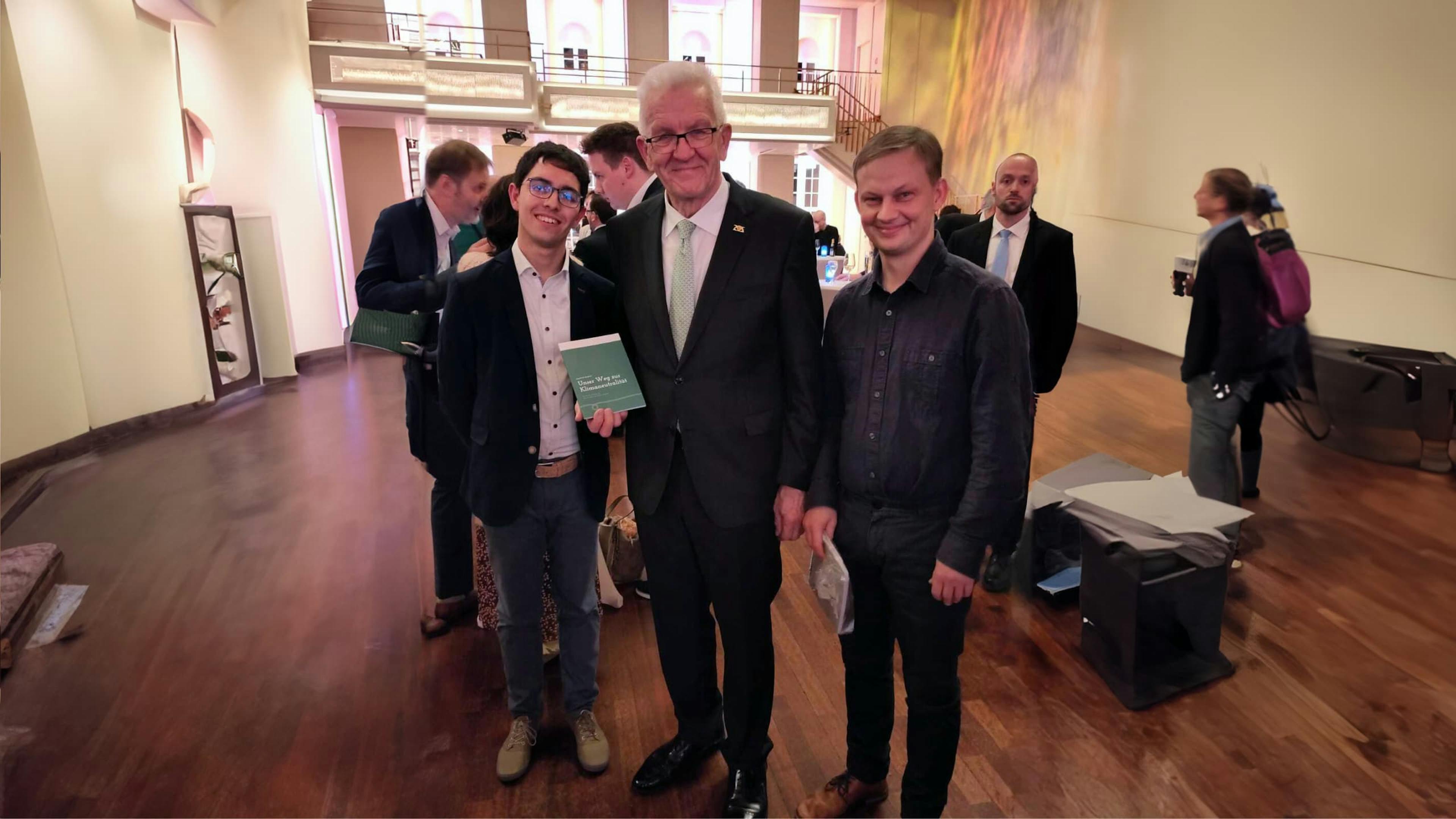 Winfried Kretschmann mit Daniel Christen und Benjamin Tempel vom Bündnis Mensch und Umwelt