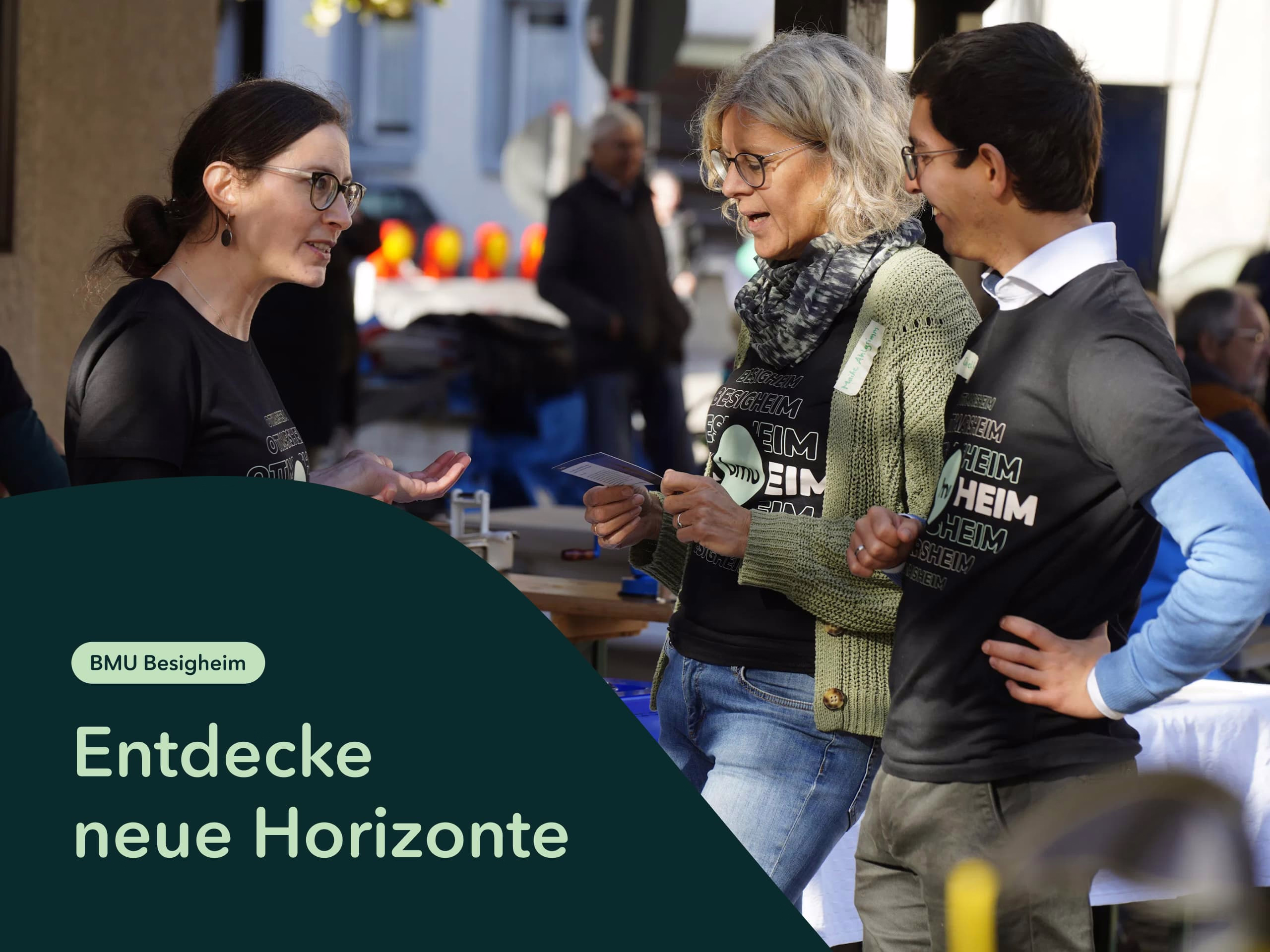 Zu sehen sind ehrenamtliche Mitglieder des BMU bei einer Diskussion unter der Headline "Entdecke neue Horizonte"