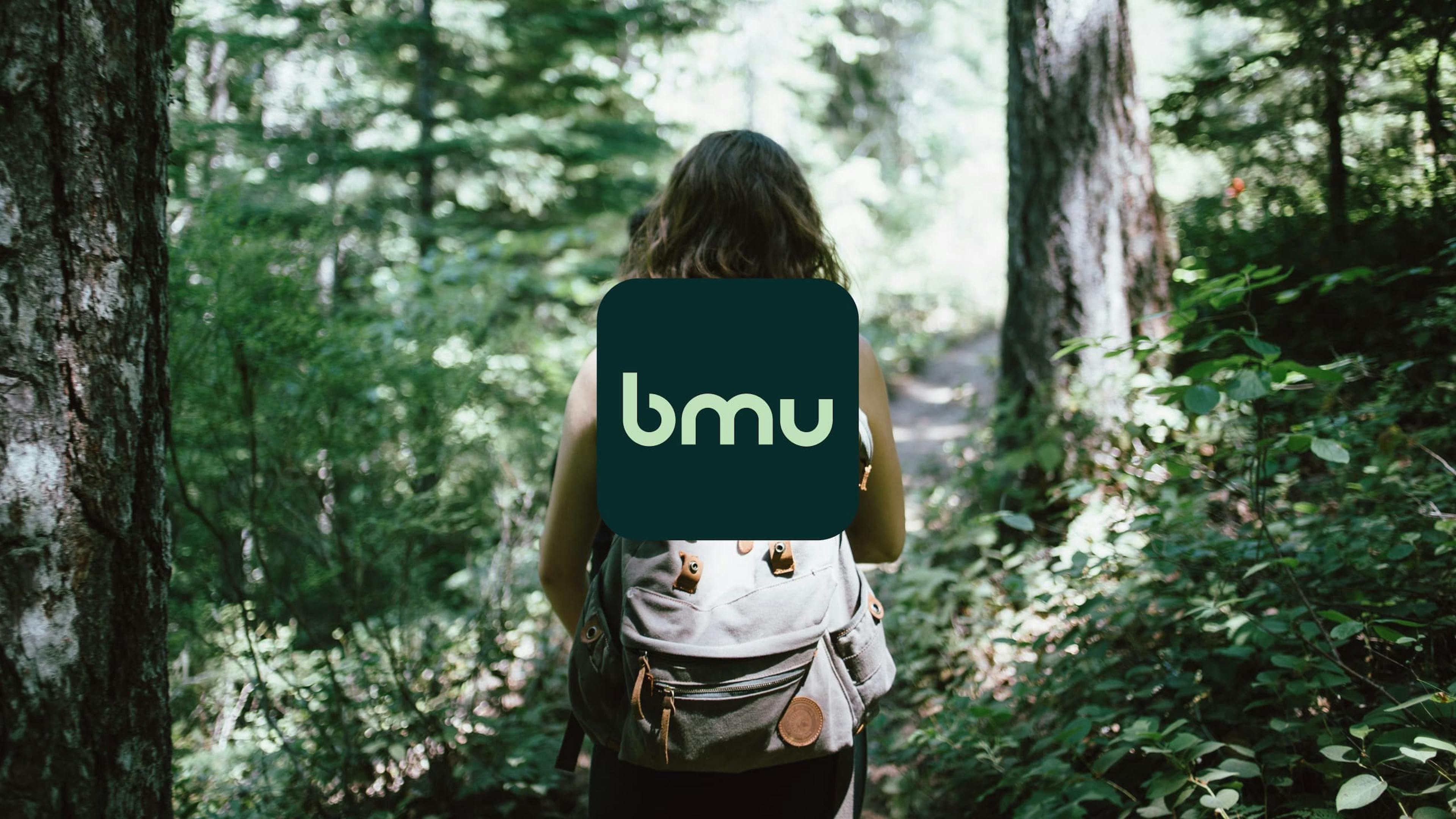 bmu logo auf Grafik, die eine Frau in einem Wald sitzend zeigt