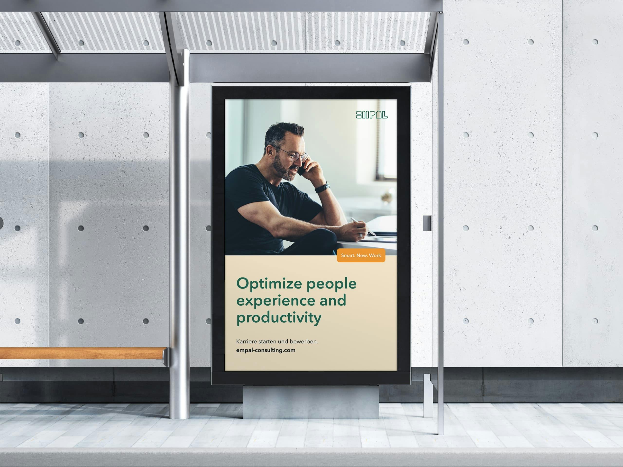 Plakat von Empal auf einer Anzeigetafel an einer Bushaltestelle