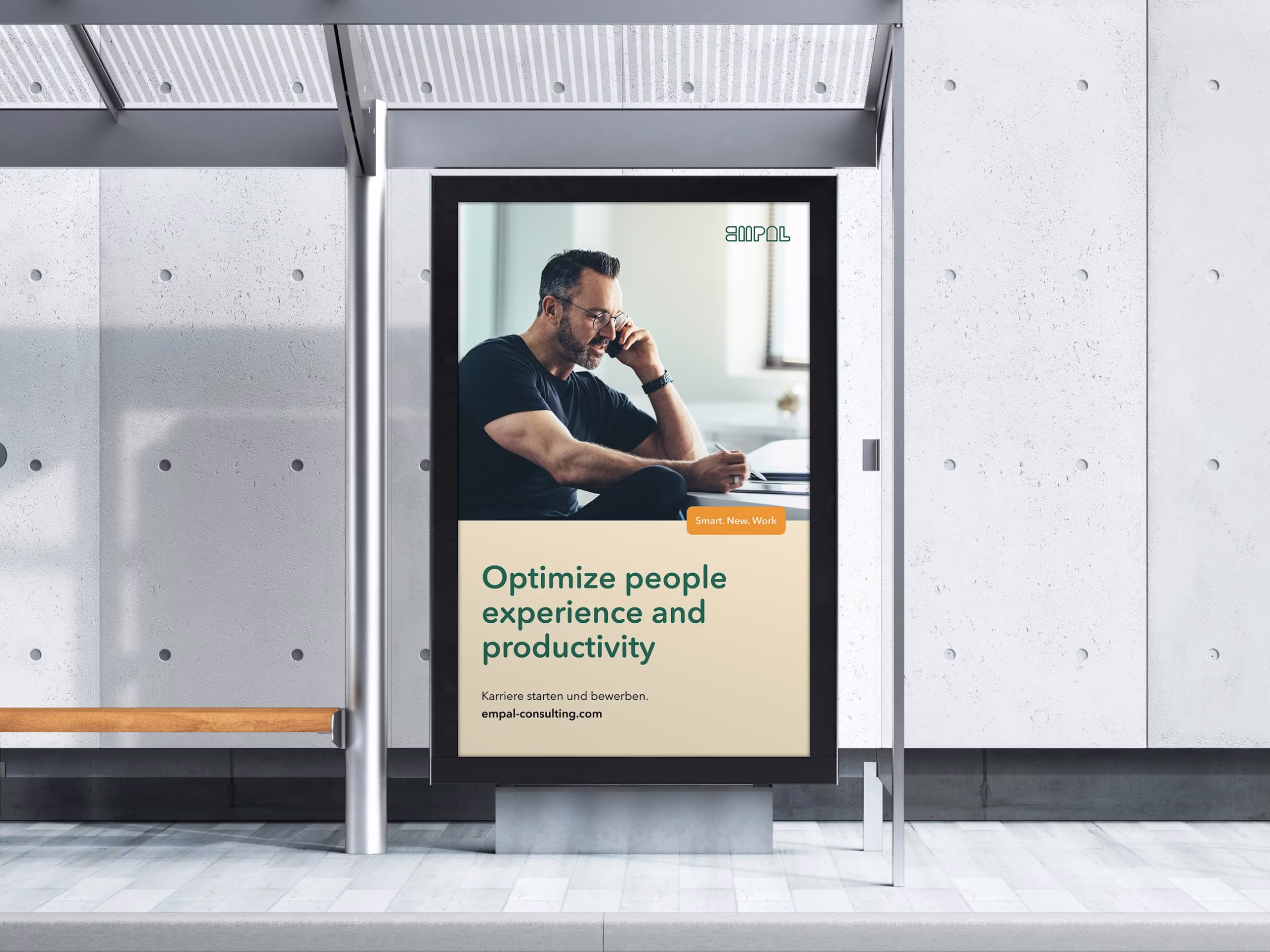 Plakat von Empal auf einer Anzeigetafel an einer Bushaltestelle