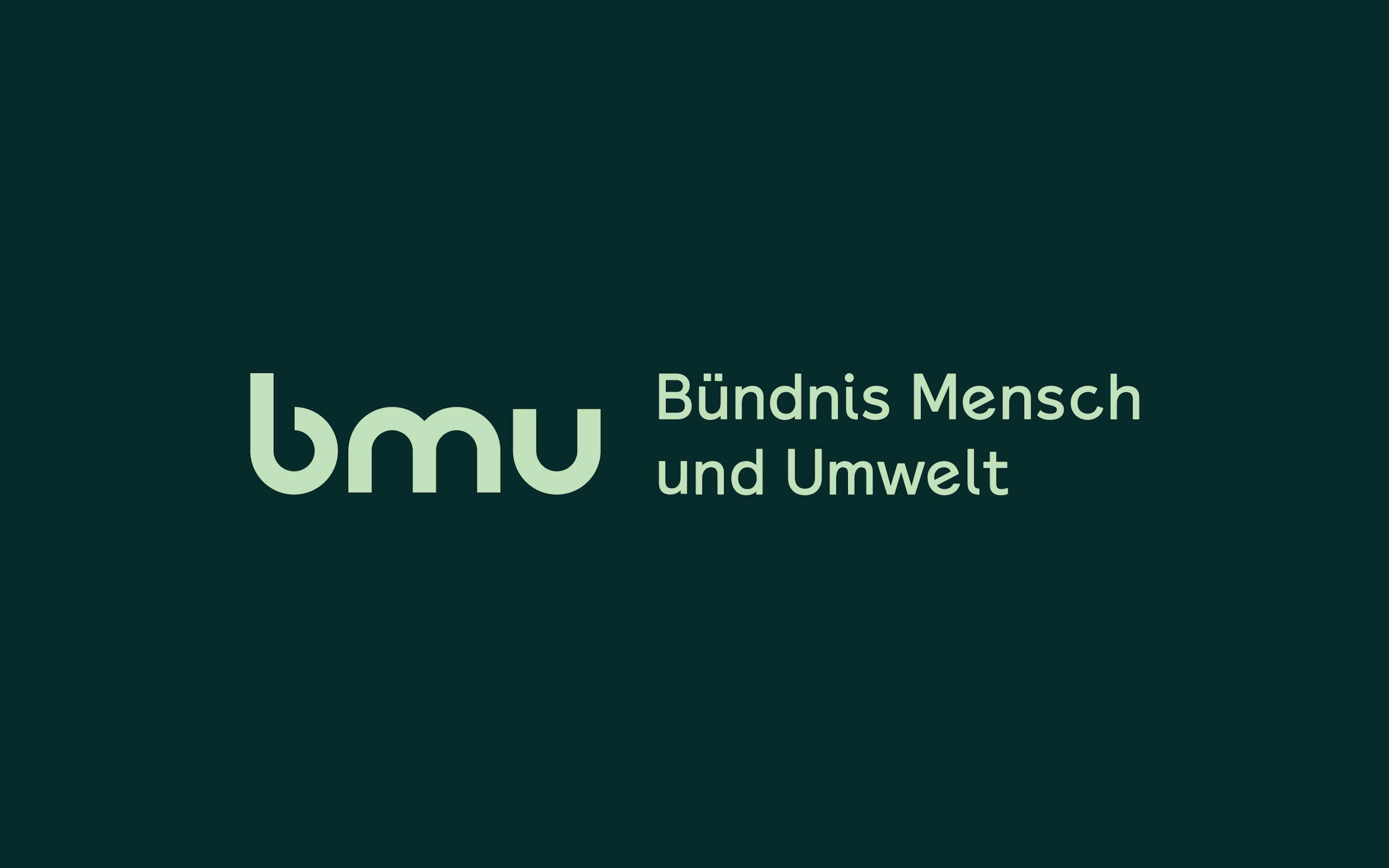 Grafik zeigt das mint-grüne Logo "bmu Bündnis Mensch und Umwelt" auf dunkelgrünem Hintergrund