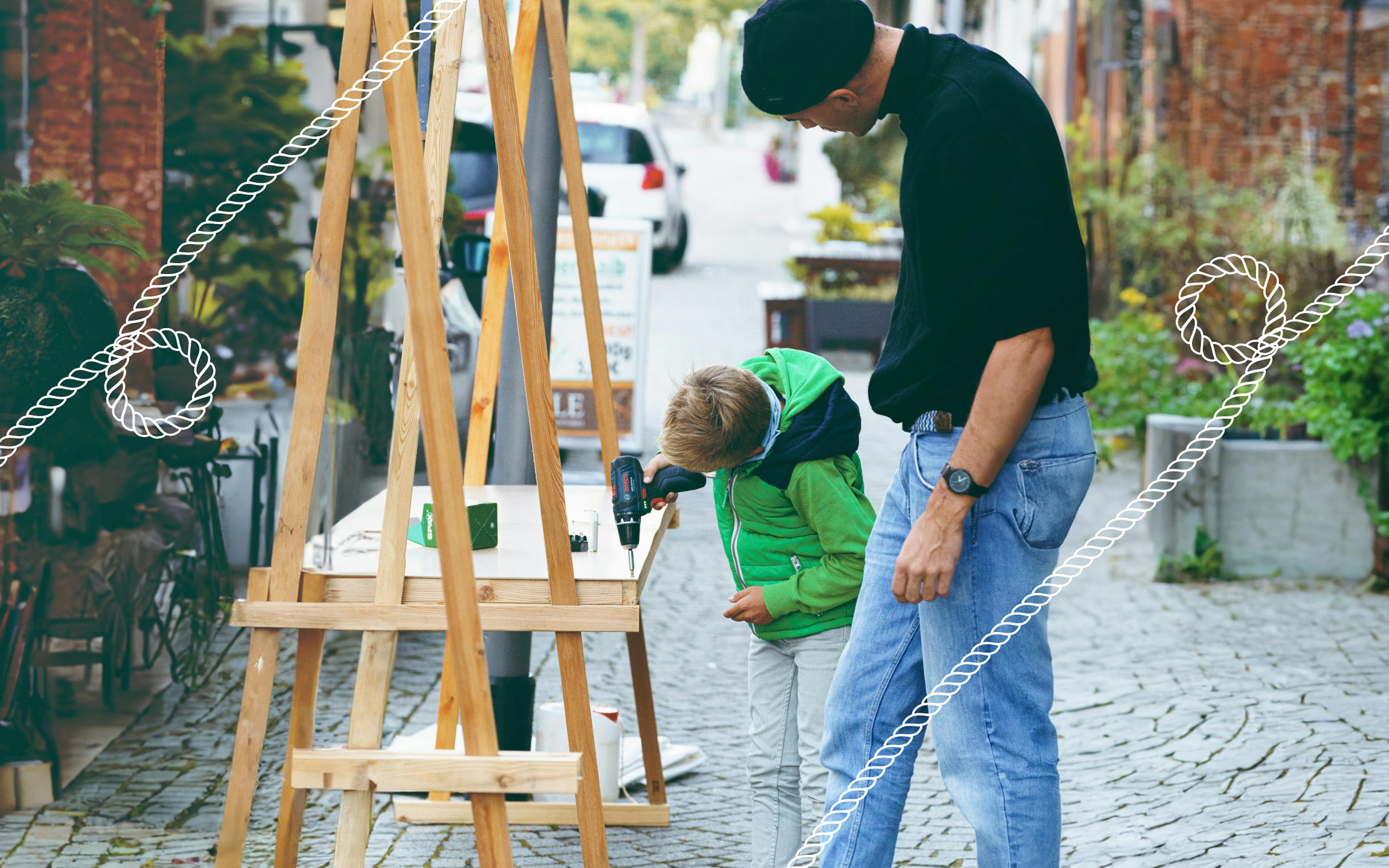 Bild zeigt einen jungen Vater mit Sohn bei der Aktion Klimaplan Besigheim