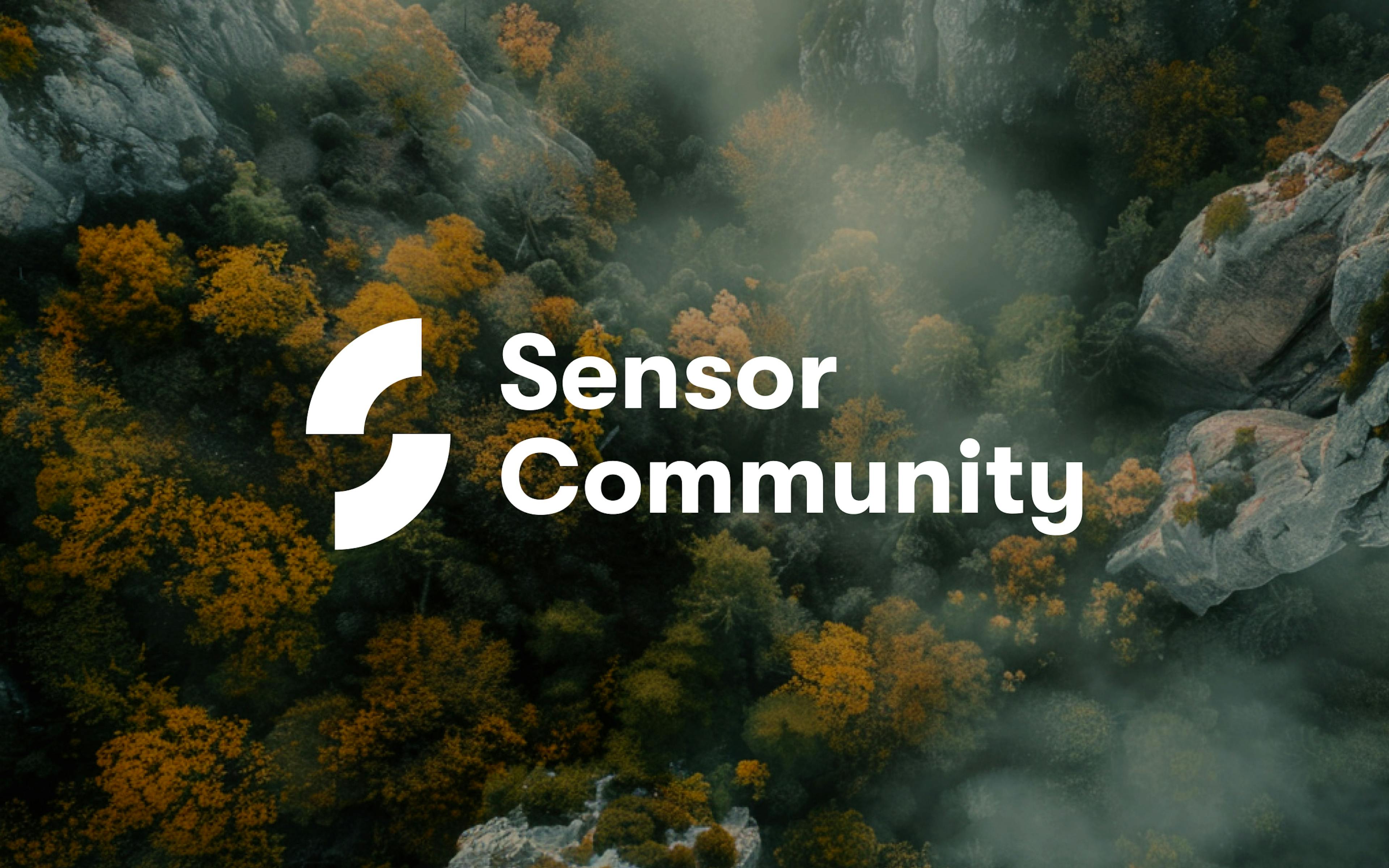 Weißes Sensor Community Logo, im Hintergrund befindet sich ein Gebirge aus der Vogelperspektive