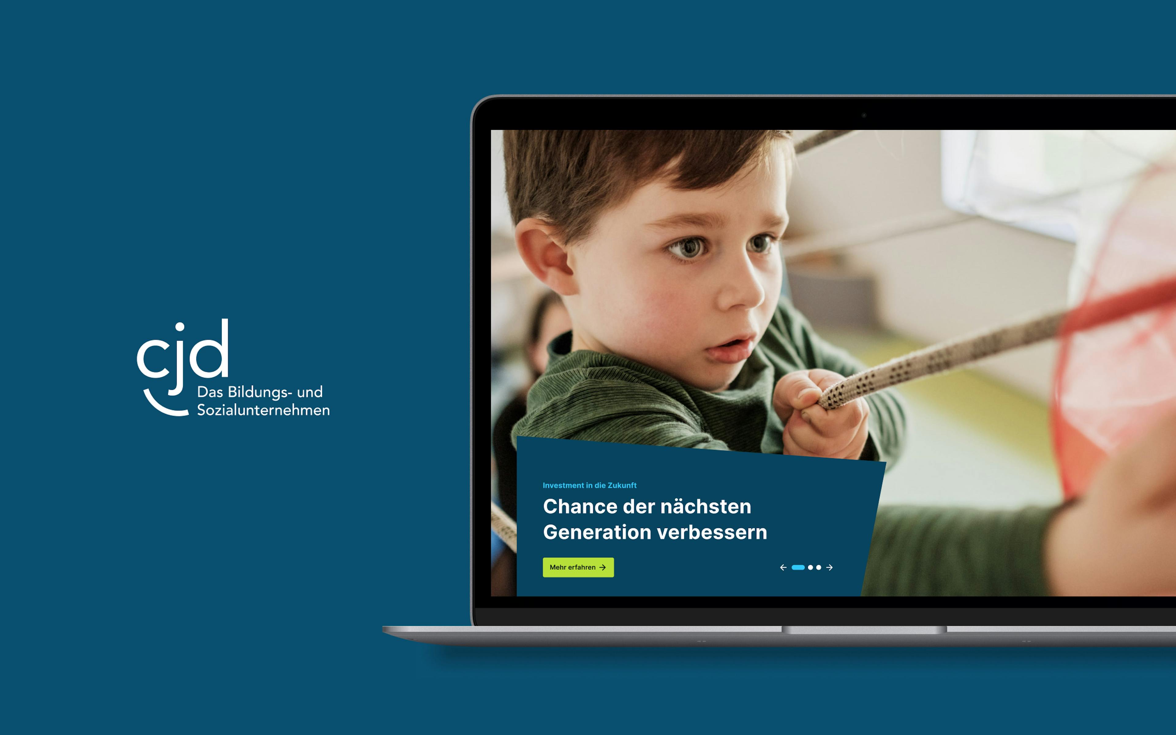 Neben dem CJD-Logo befindet sich ein Laptop-Mockup mit Screendesign, auf dem ein kleiner Junge beim Spielen zu sehen ist. 