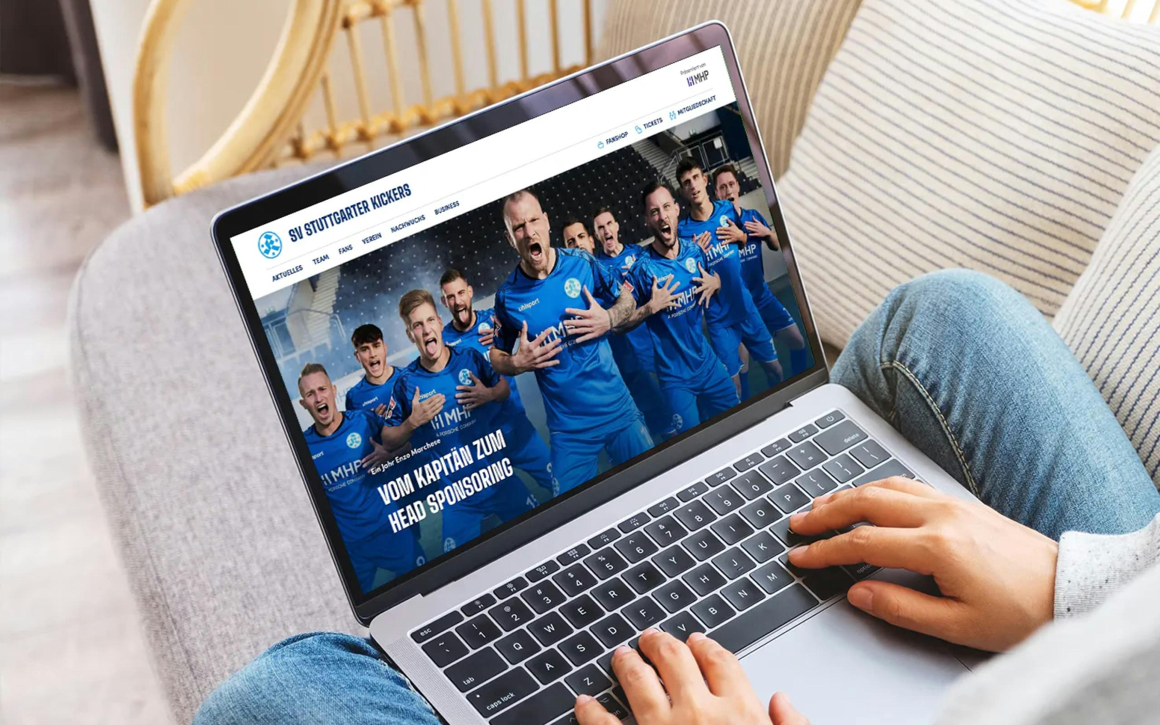Mock Up eines Laptops mit der Startseite der Stuttgarter Kickers Website