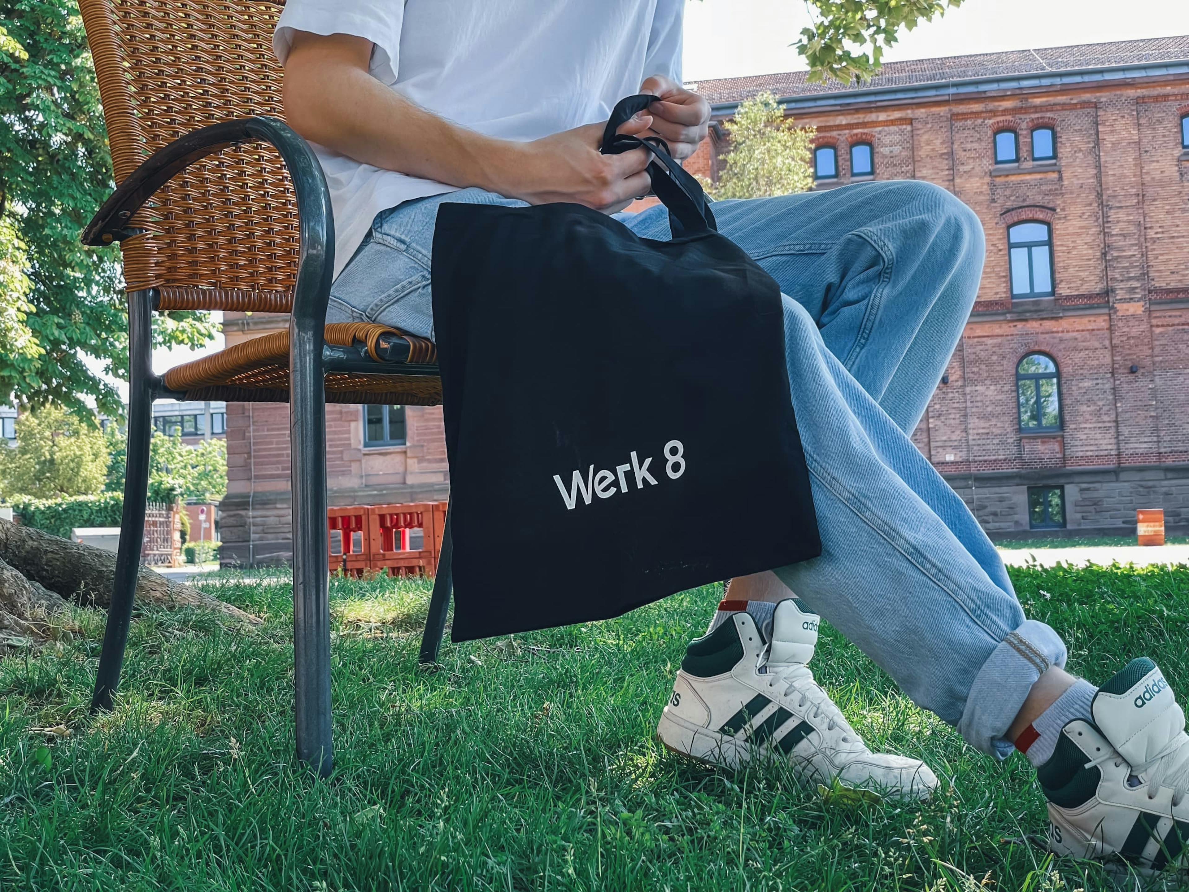 schwarze Stofftasche mit Werk 8 Logo